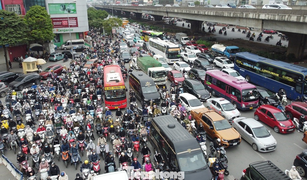 Khách Việt đang ngần ngại mua ô tô chạy xăng, dầu