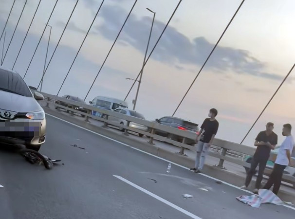 Hà Nội: Đi xe đạp ngược chiều trên cầu Nhật Tân vào ban đêm, người đàn ông tử vong do va chạm với ô tô- Ảnh 2. Hà Nội: Đi xe đạp ngược chiều trên cầu Nhật Tân vào ban đêm, người đàn ông tử vong do va chạm với ô tô- Ảnh 2.