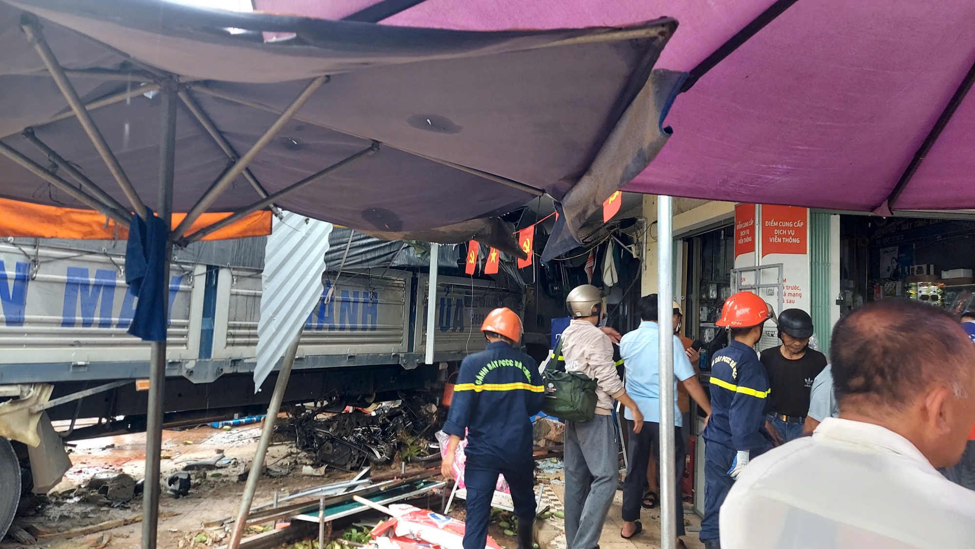 Vụ xe tải lao như "tên bắn" vào chợ: Danh tính 12 người thương vong, có 1 phụ nữ mang thai tử vong- Ảnh 2. Vụ xe tải lao như "tên bắn" vào chợ: Danh tính 12 người thương vong, có 1 phụ nữ mang thai tử vong- Ảnh 2.