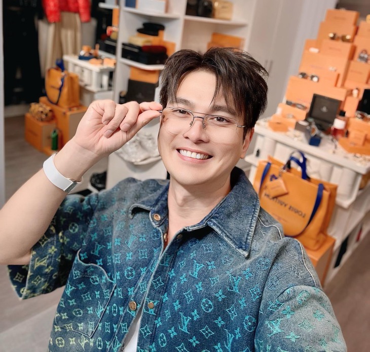 Ca sĩ đắt show hàng đầu miền Tây: Có biệt phủ 4.000m2 to nhất nhì An Giang, đổi xe xoành xoạch hơn 20 lần- Ảnh 14. Ca sĩ đắt show hàng đầu miền Tây: Có biệt phủ 4.000m2 to nhất nhì An Giang, đổi xe xoành xoạch hơn 20 lần- Ảnh 14.