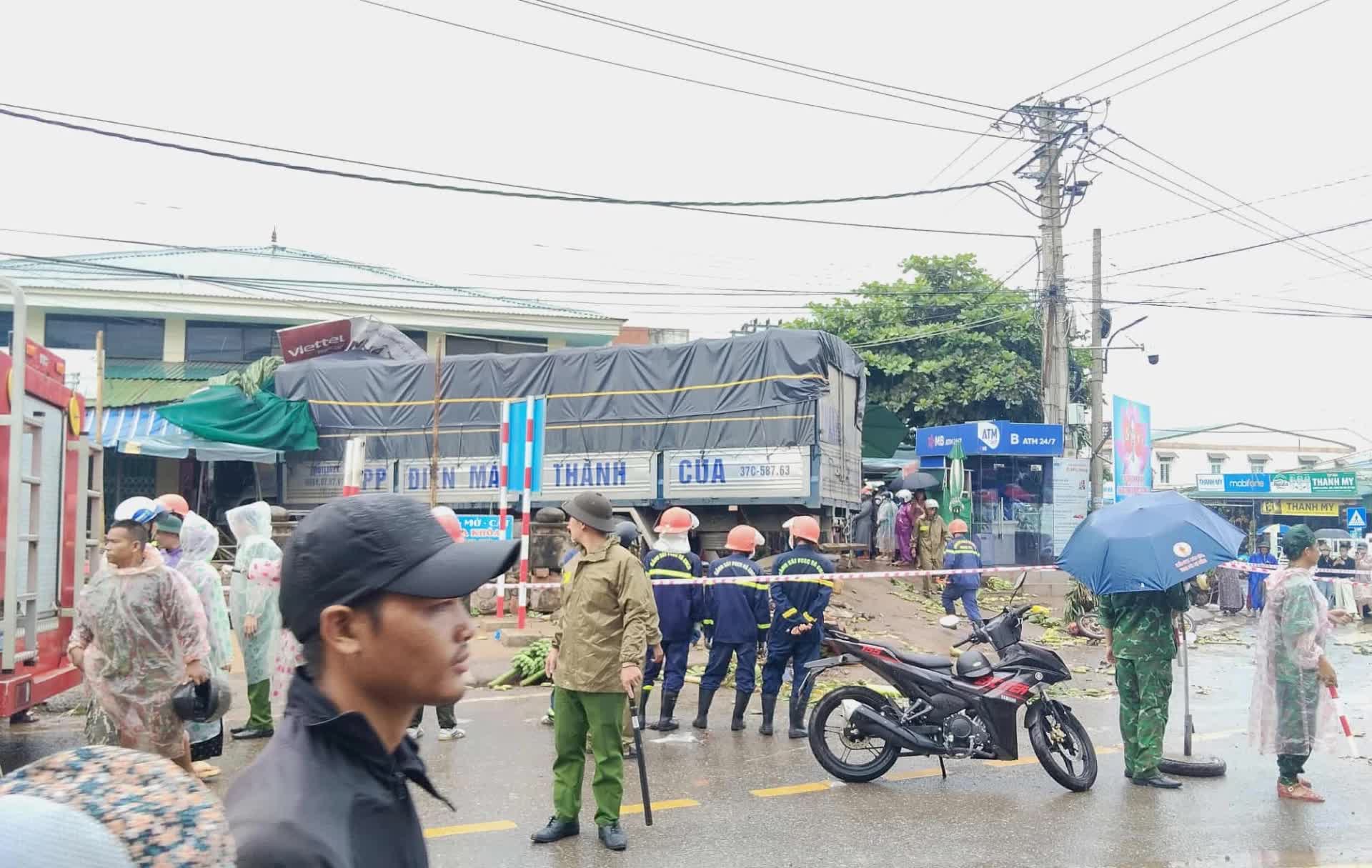 Vụ xe tải lao như "tên bắn" vào chợ gây tai nạn thảm khốc: Danh tính và lời khai bất ngờ của tài xế- Ảnh 1.
