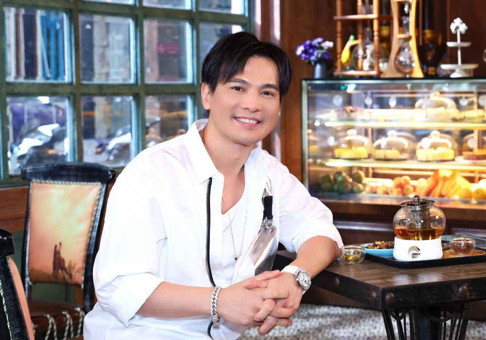 Ca sĩ đắt show hàng đầu miền Tây: Có biệt phủ 4.000m2 to nhất nhì An Giang, đổi xe xoành xoạch hơn 20 lần- Ảnh 1. Ca sĩ đắt show hàng đầu miền Tây: Có biệt phủ 4.000m2 to nhất nhì An Giang, đổi xe xoành xoạch hơn 20 lần- Ảnh 1.