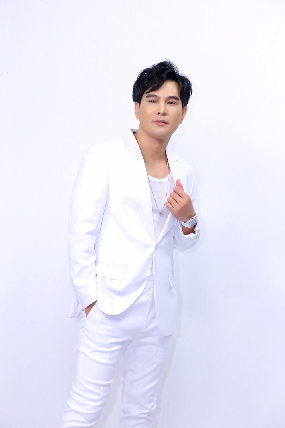 Ca sĩ đắt show hàng đầu miền Tây: Có biệt phủ 4.000m2 to nhất nhì An Giang, đổi xe xoành xoạch hơn 20 lần- Ảnh 3. Ca sĩ đắt show hàng đầu miền Tây: Có biệt phủ 4.000m2 to nhất nhì An Giang, đổi xe xoành xoạch hơn 20 lần- Ảnh 3.