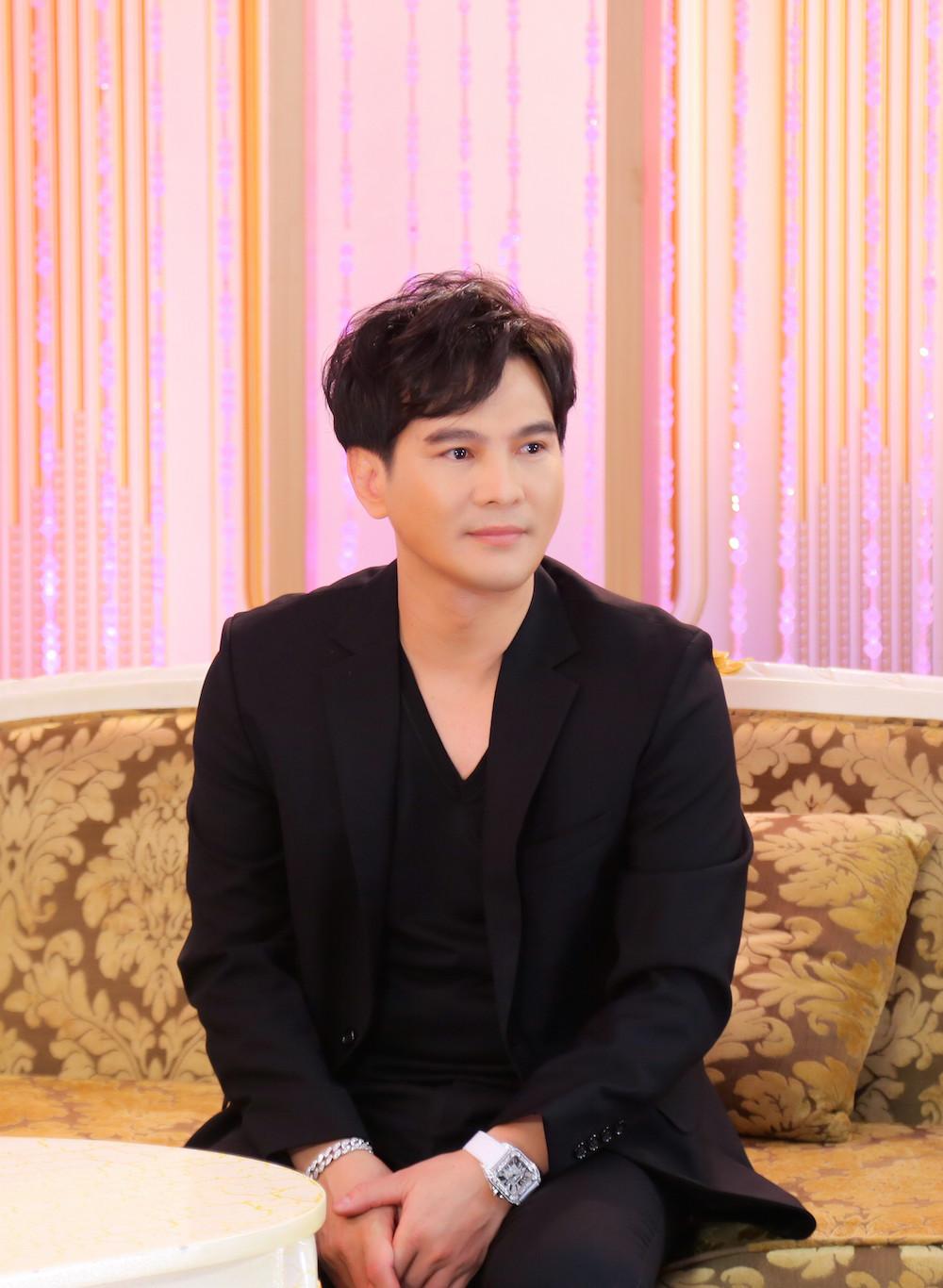 Ca sĩ đắt show hàng đầu miền Tây: Có biệt phủ 4.000m2 to nhất nhì An Giang, đổi xe xoành xoạch hơn 20 lần- Ảnh 2. Ca sĩ đắt show hàng đầu miền Tây: Có biệt phủ 4.000m2 to nhất nhì An Giang, đổi xe xoành xoạch hơn 20 lần- Ảnh 2.