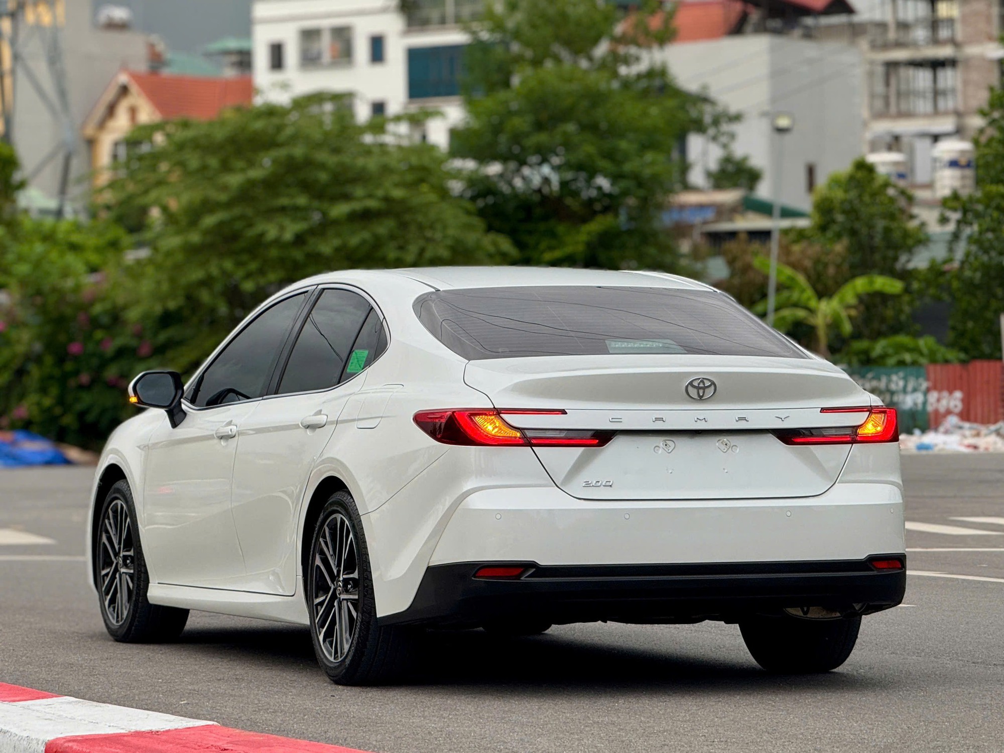 ‘Lao dốc’ 4 tháng liên tục nhưng Toyota Camry vẫn có doanh số áp đảo tất cả đối thủ cộng lại tại Việt Nam- Ảnh 7. ‘Lao dốc’ 4 tháng liên tục nhưng Toyota Camry vẫn có doanh số áp đảo tất cả đối thủ cộng lại tại Việt Nam- Ảnh 7.