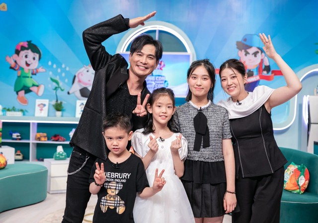 Ca sĩ đắt show hàng đầu miền Tây: Có biệt phủ 4.000m2 to nhất nhì An Giang, đổi xe xoành xoạch hơn 20 lần- Ảnh 6. Ca sĩ đắt show hàng đầu miền Tây: Có biệt phủ 4.000m2 to nhất nhì An Giang, đổi xe xoành xoạch hơn 20 lần- Ảnh 6.