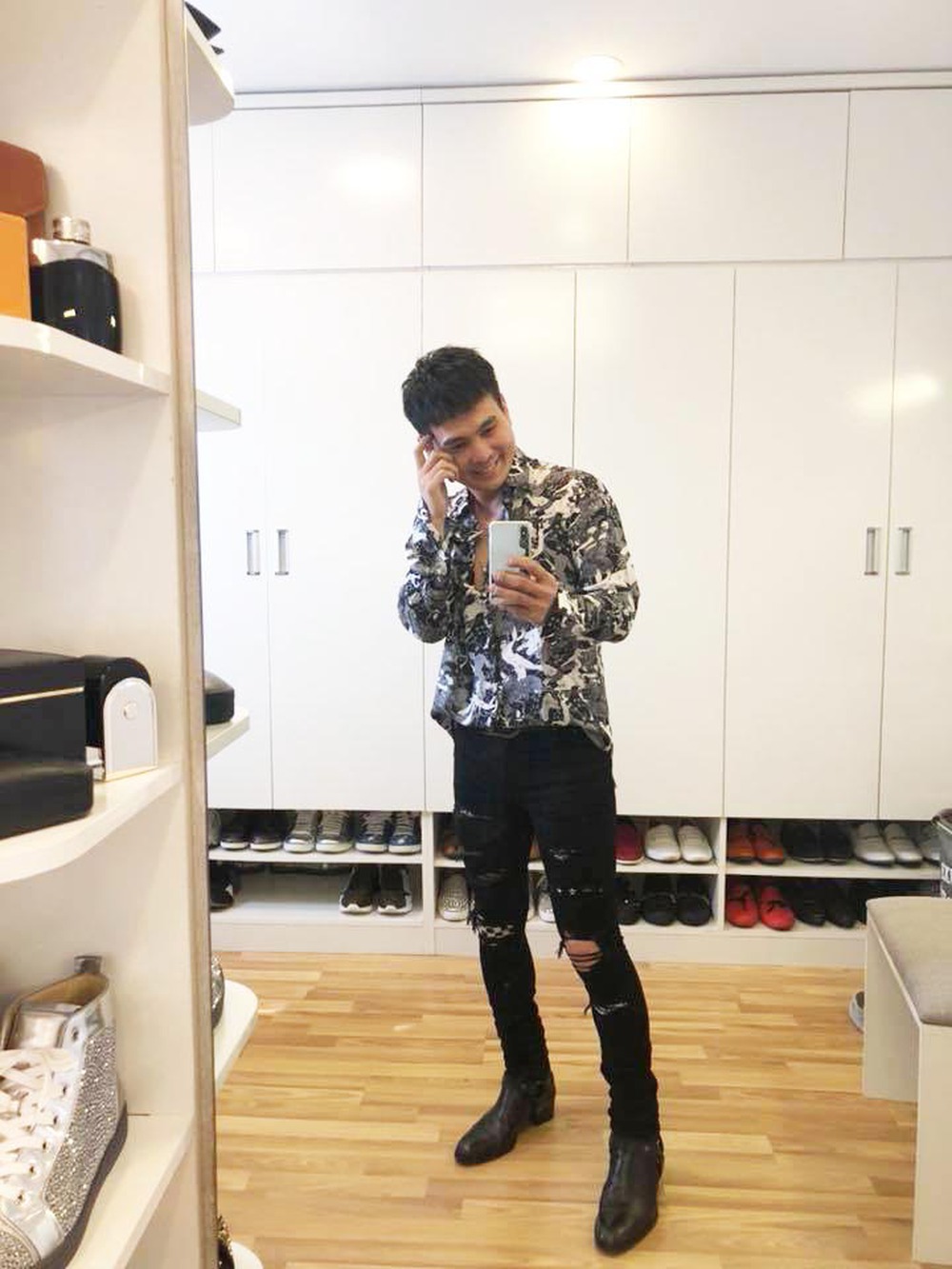 Ca sĩ đắt show hàng đầu miền Tây: Có biệt phủ 4.000m2 to nhất nhì An Giang, đổi xe xoành xoạch hơn 20 lần- Ảnh 8. Ca sĩ đắt show hàng đầu miền Tây: Có biệt phủ 4.000m2 to nhất nhì An Giang, đổi xe xoành xoạch hơn 20 lần- Ảnh 8.