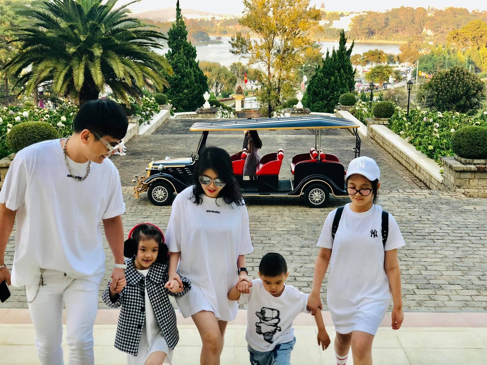 Ca sĩ đắt show hàng đầu miền Tây: Có biệt phủ 4.000m2 to nhất nhì An Giang, đổi xe xoành xoạch hơn 20 lần- Ảnh 7. Ca sĩ đắt show hàng đầu miền Tây: Có biệt phủ 4.000m2 to nhất nhì An Giang, đổi xe xoành xoạch hơn 20 lần- Ảnh 7.