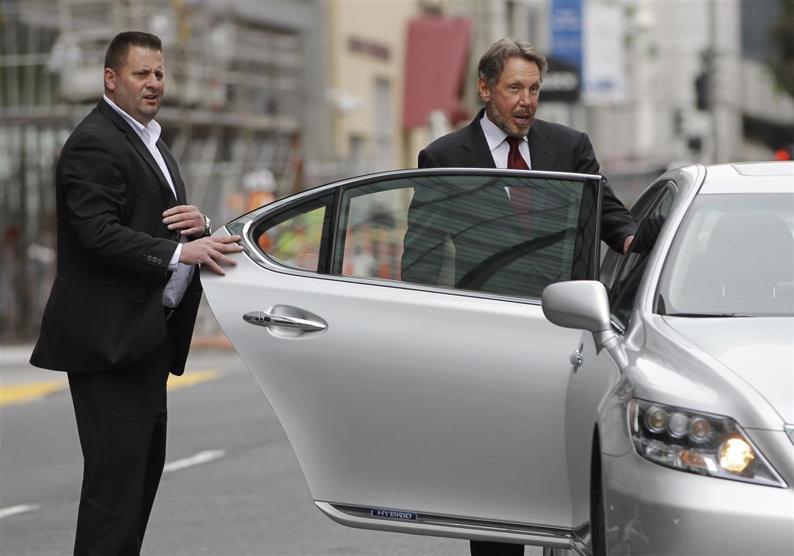 Tỷ phú giàu nhất thế giới đang đi xe gì?- Ảnh 1. Tỷ phú giàu nhất thế giới đang đi xe gì?- Ảnh 1.