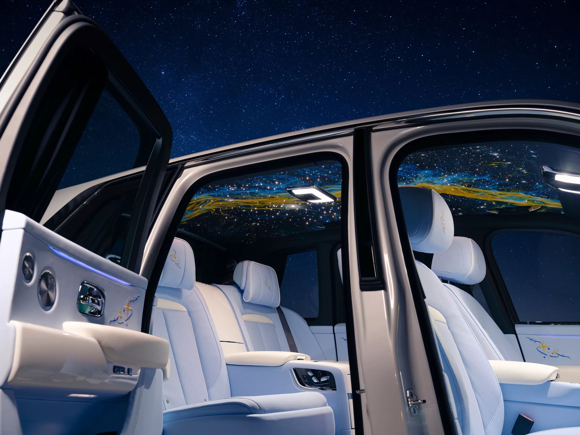 Sống đủ lâu để thấy Rolls-Royce làm trần xe vẽ tay, mất 160 giờ hoàn thiện để giới thượng lưu lên vũ trụ mà không cần phi thuyền- Ảnh 2.