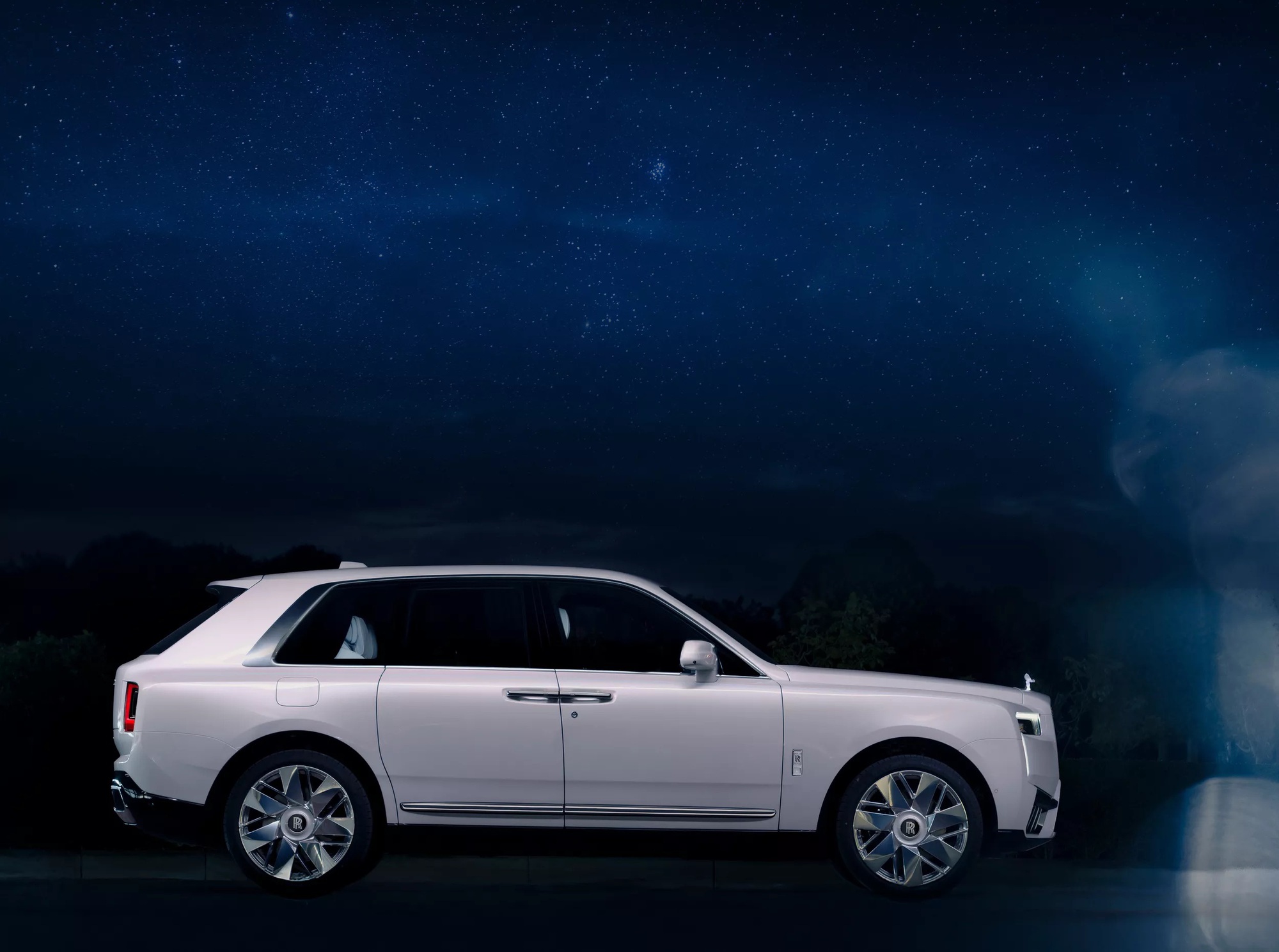 Sống đủ lâu để thấy Rolls-Royce làm trần xe vẽ tay, mất 160 giờ hoàn thiện để giới thượng lưu lên vũ trụ mà không cần phi thuyền- Ảnh 12.