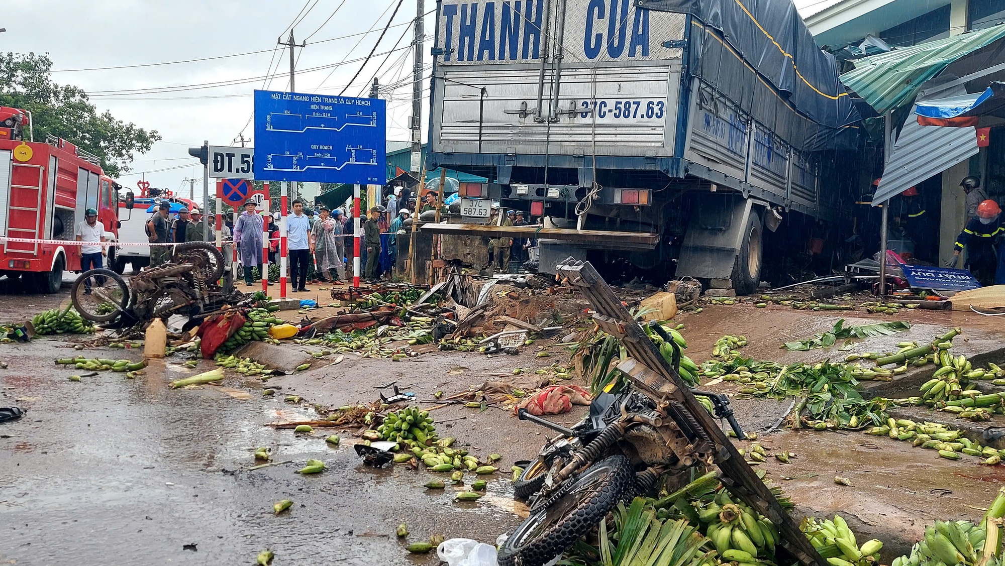 Vụ xe tải lao như "tên bắn" vào chợ gây tai nạn thảm khốc: Danh tính và lời khai bất ngờ của tài xế- Ảnh 2.