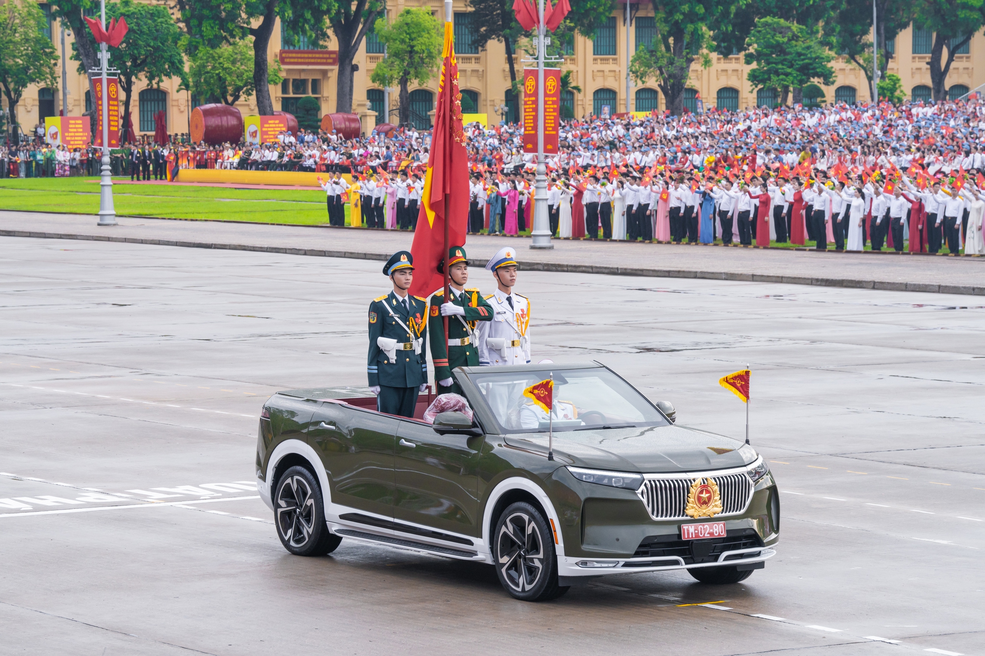 Ngắm kỹ dàn VinFast VF 9 tại Lễ kỷ niệm 80 năm Quốc khánh: 12 xe 'thửa' riêng cho CSGT, bản mui trần được tinh chỉnh đặc biệt- Ảnh 7. Ngắm kỹ dàn VinFast VF 9 tại Lễ kỷ niệm 80 năm Quốc khánh: 12 xe 'thửa' riêng cho CSGT, bản mui trần được tinh chỉnh đặc biệt- Ảnh 7.