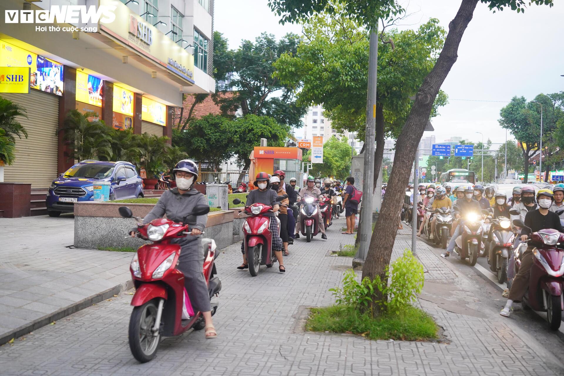 Xe máy leo lề, đi ngược chiều 'căn bệnh giao thông' khó chữa ở TP.HCM?- Ảnh 1.
