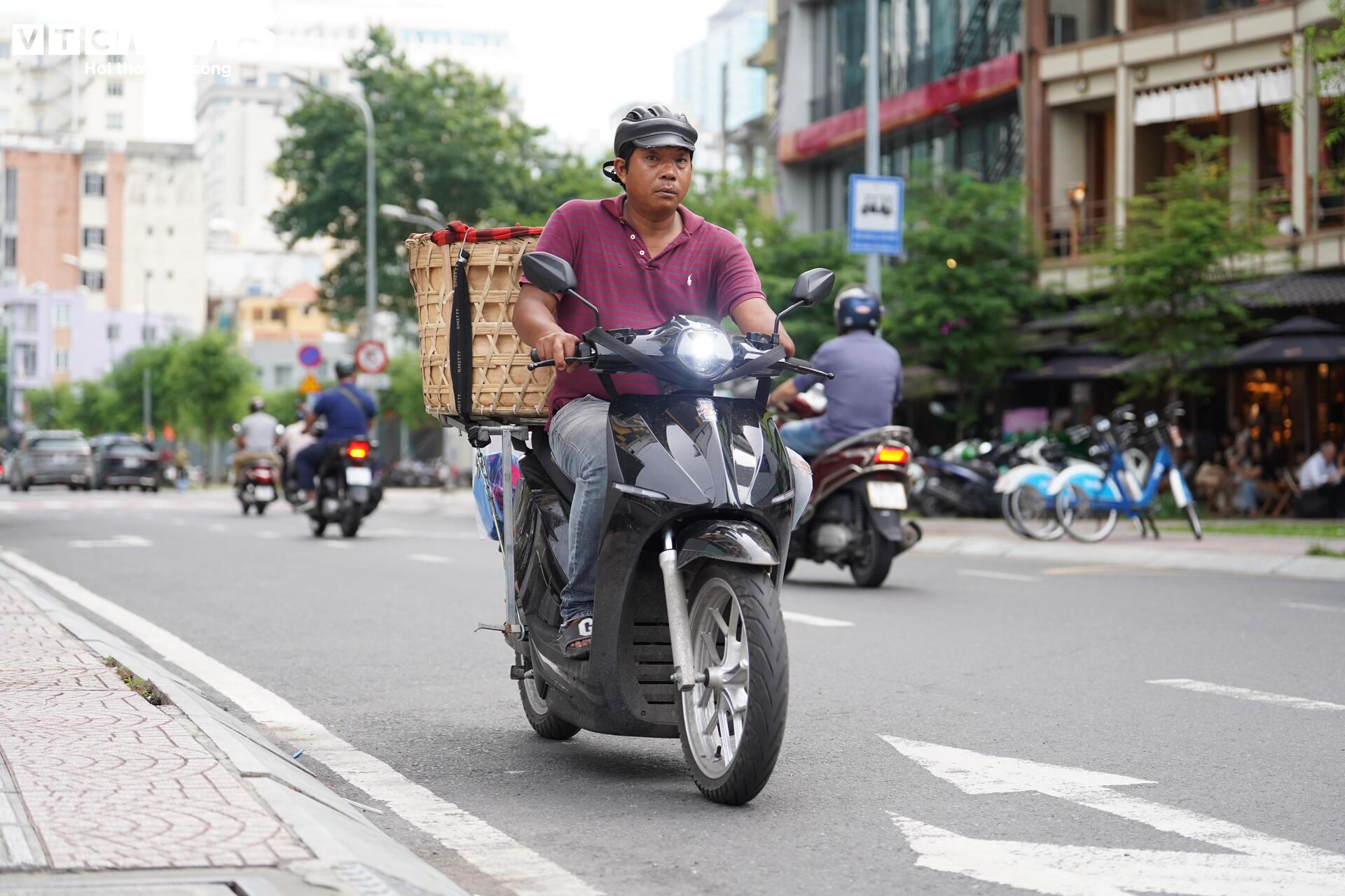 Xe máy leo lề, đi ngược chiều 'căn bệnh giao thông' khó chữa ở TP.HCM?- Ảnh 6.