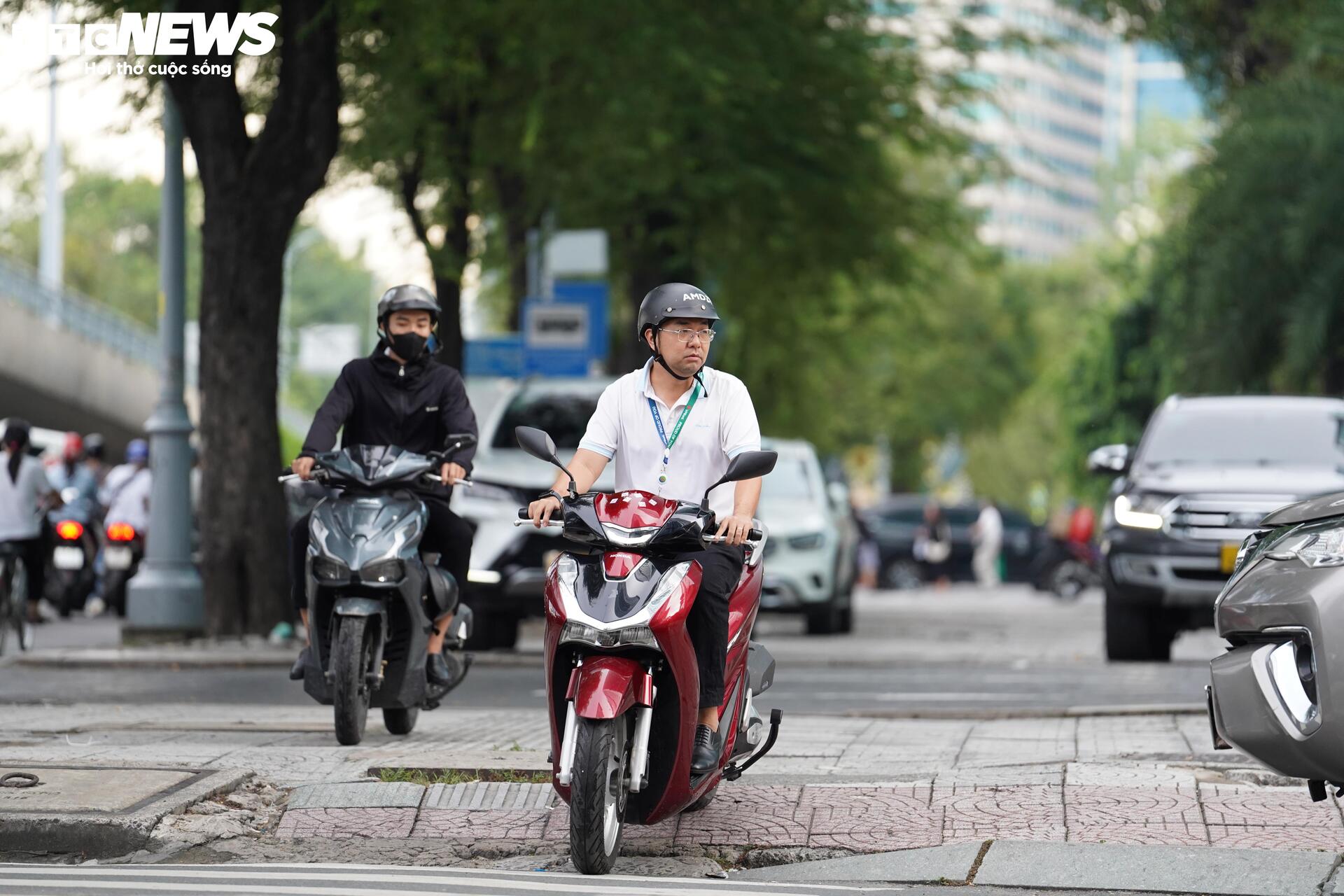 Xe máy leo lề, đi ngược chiều 'căn bệnh giao thông' khó chữa ở TP.HCM?- Ảnh 7.