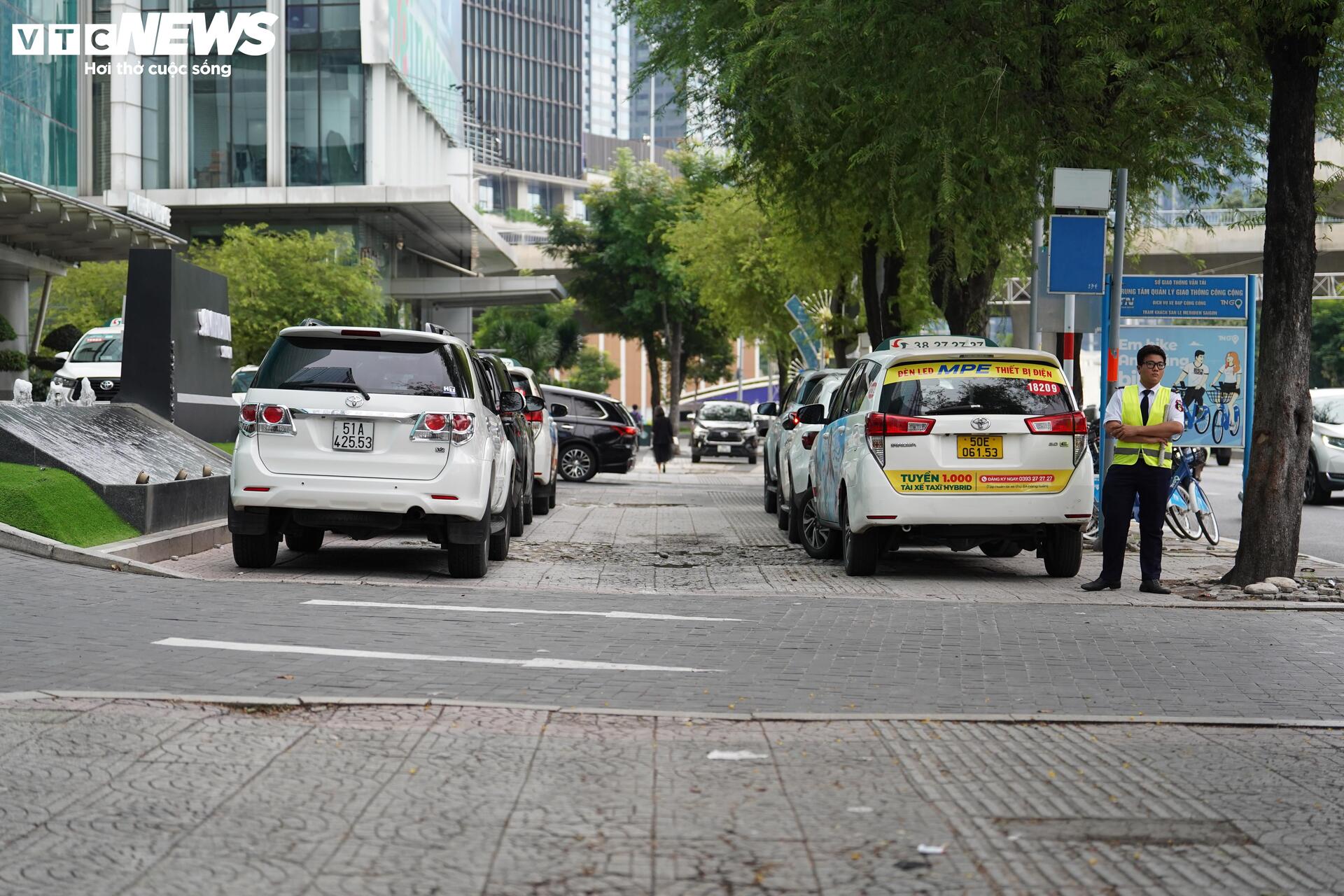 Xe máy leo lề, đi ngược chiều 'căn bệnh giao thông' khó chữa ở TP.HCM?- Ảnh 5.