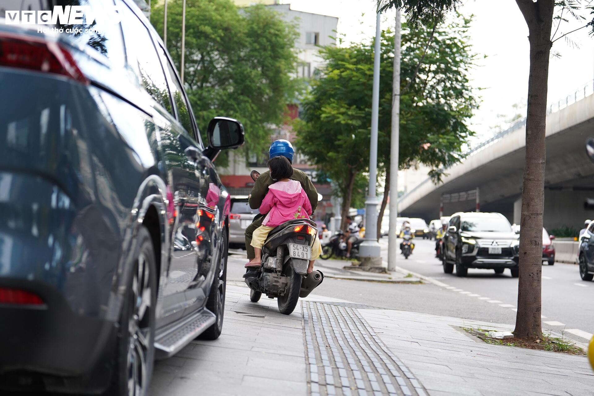 Xe máy leo lề, đi ngược chiều 'căn bệnh giao thông' khó chữa ở TP.HCM?- Ảnh 8.