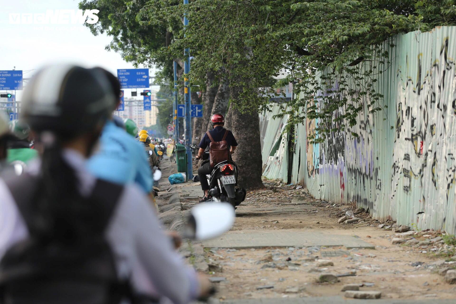 Xe máy leo lề, đi ngược chiều 'căn bệnh giao thông' khó chữa ở TP.HCM?- Ảnh 4.