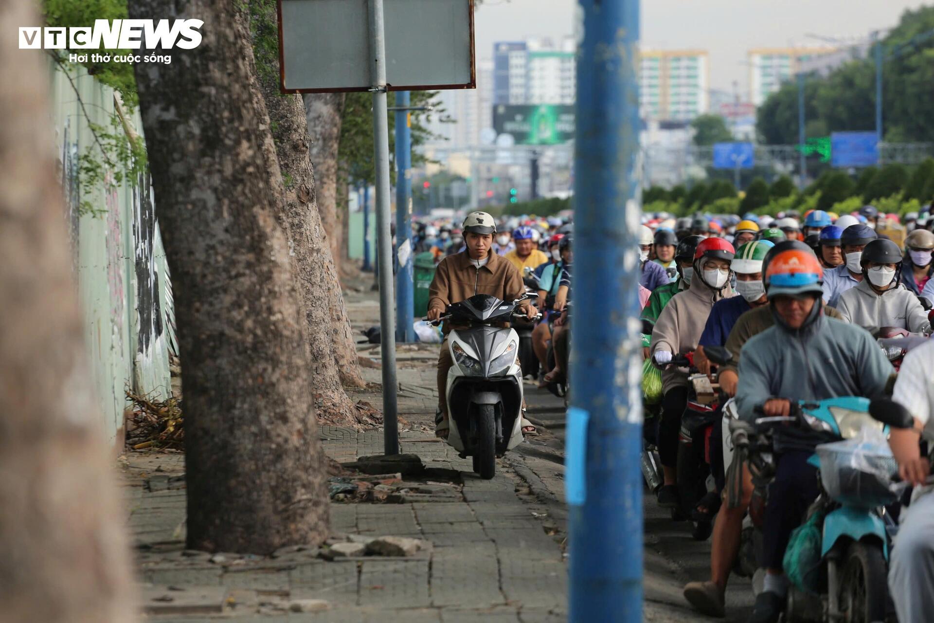 Xe máy leo lề, đi ngược chiều 'căn bệnh giao thông' khó chữa ở TP.HCM?- Ảnh 2.