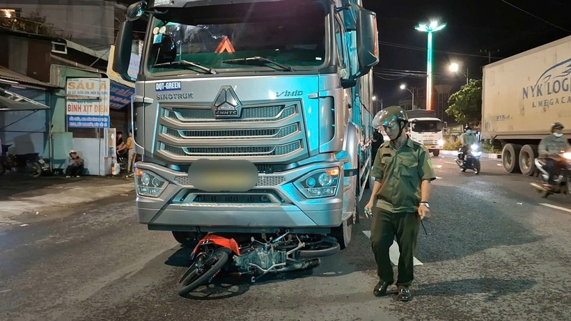 Xe máy bị cuốn vào gầm xe tải ở Đồng Tháp, nam thanh niên tử vong thương tâm- Ảnh 1.