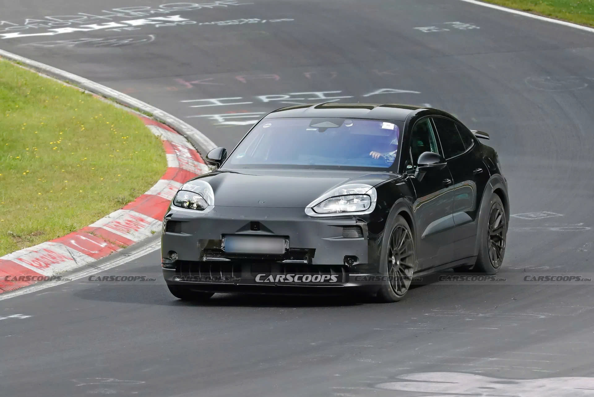 Lộ ảnh Porsche Cayenne EV: Có cánh gió cố định, động cơ điện mạnh hơn 1.000 mã lực- Ảnh 2.