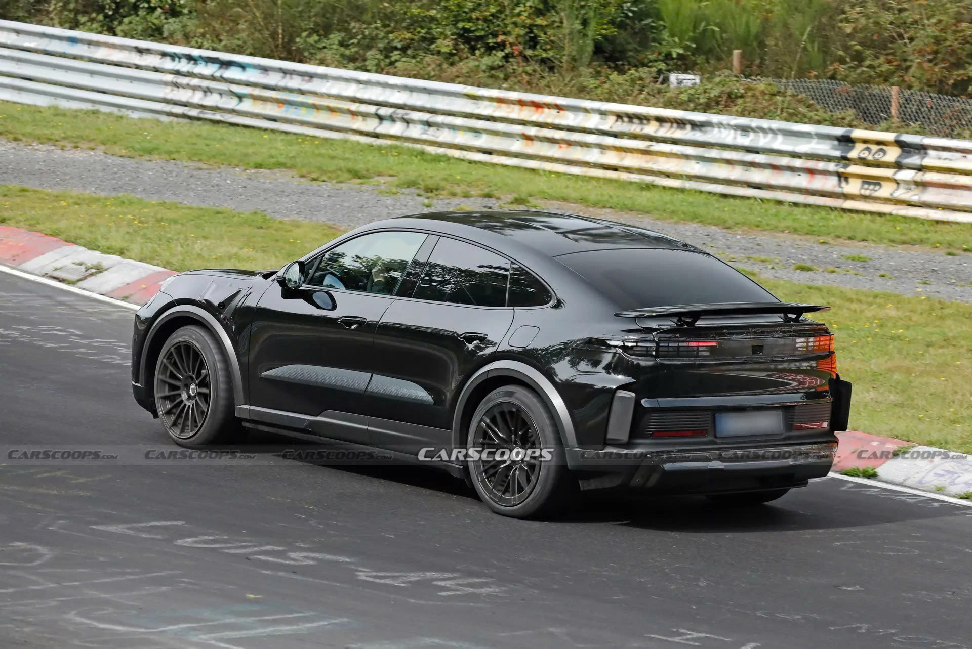 Lộ ảnh Porsche Cayenne EV: Có cánh gió cố định, động cơ điện mạnh hơn 1.000 mã lực- Ảnh 10.