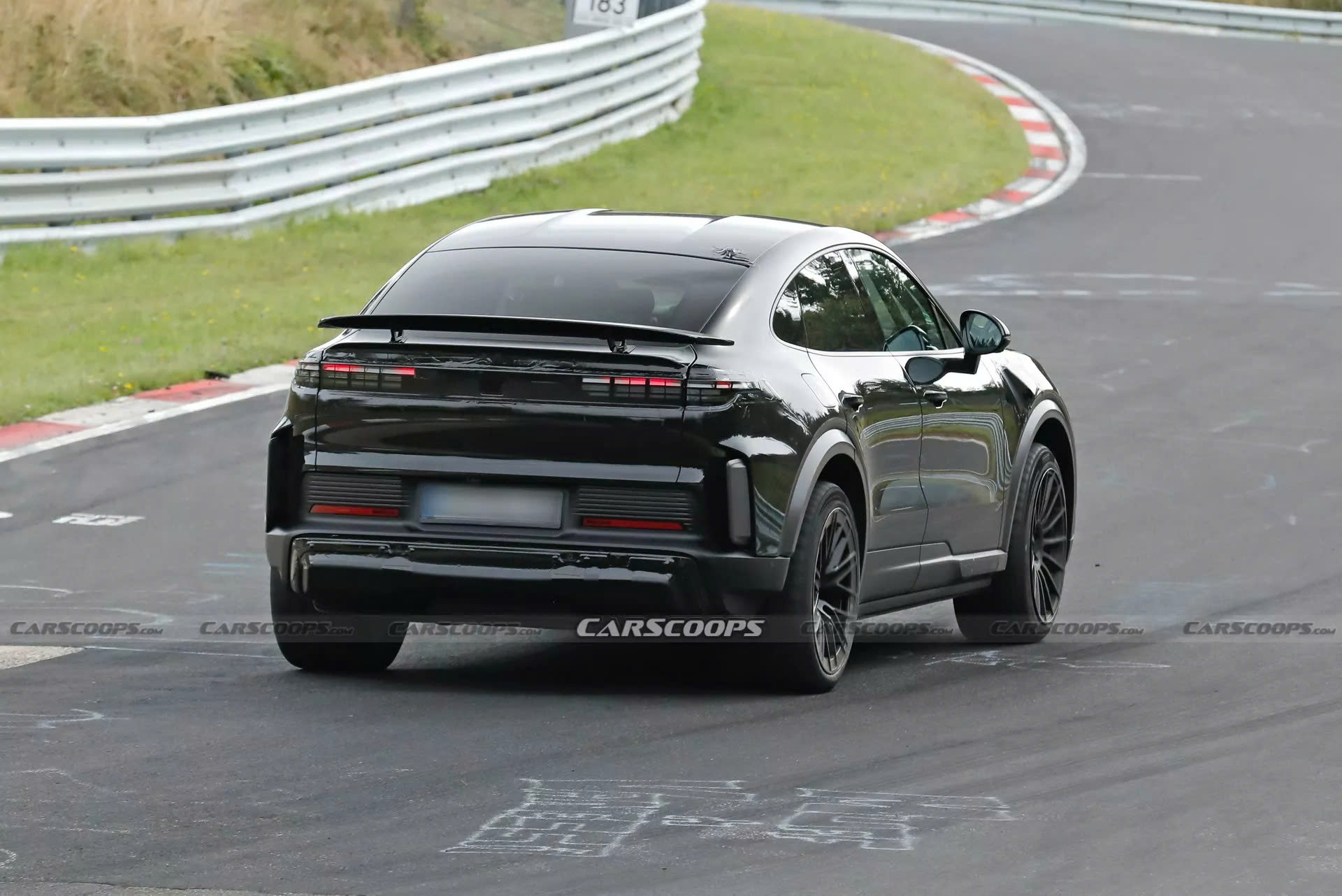 Lộ ảnh Porsche Cayenne EV: Có cánh gió cố định, động cơ điện mạnh hơn 1.000 mã lực- Ảnh 9.