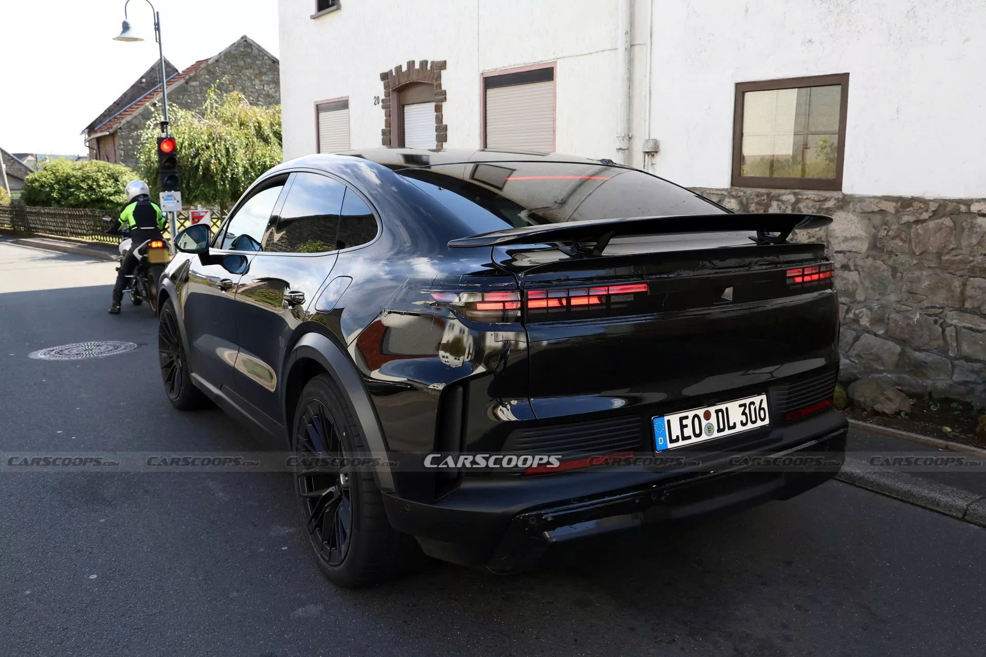 Lộ ảnh Porsche Cayenne EV: Có cánh gió cố định, động cơ điện mạnh hơn 1.000 mã lực- Ảnh 5.