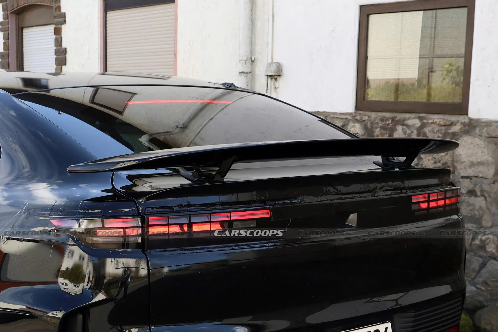 Lộ ảnh Porsche Cayenne EV: Có cánh gió cố định, động cơ điện mạnh hơn 1.000 mã lực- Ảnh 3.