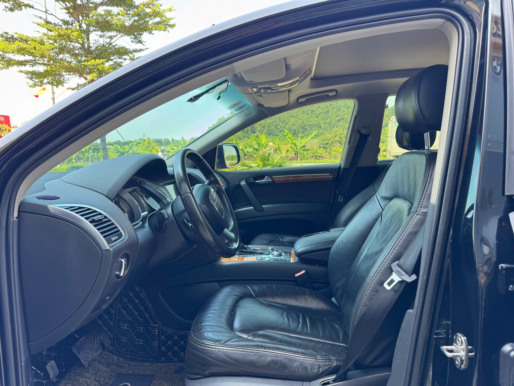 Rao Audi Q7 2009 giá 345 triệu đồng, người bán chia sẻ: Máy V8 4.2L nhưng 'ăn xăng như ngửi'- Ảnh 5. Rao Audi Q7 2009 giá 345 triệu đồng, người bán chia sẻ: Máy V8 4.2L nhưng 'ăn xăng như ngửi'- Ảnh 5.