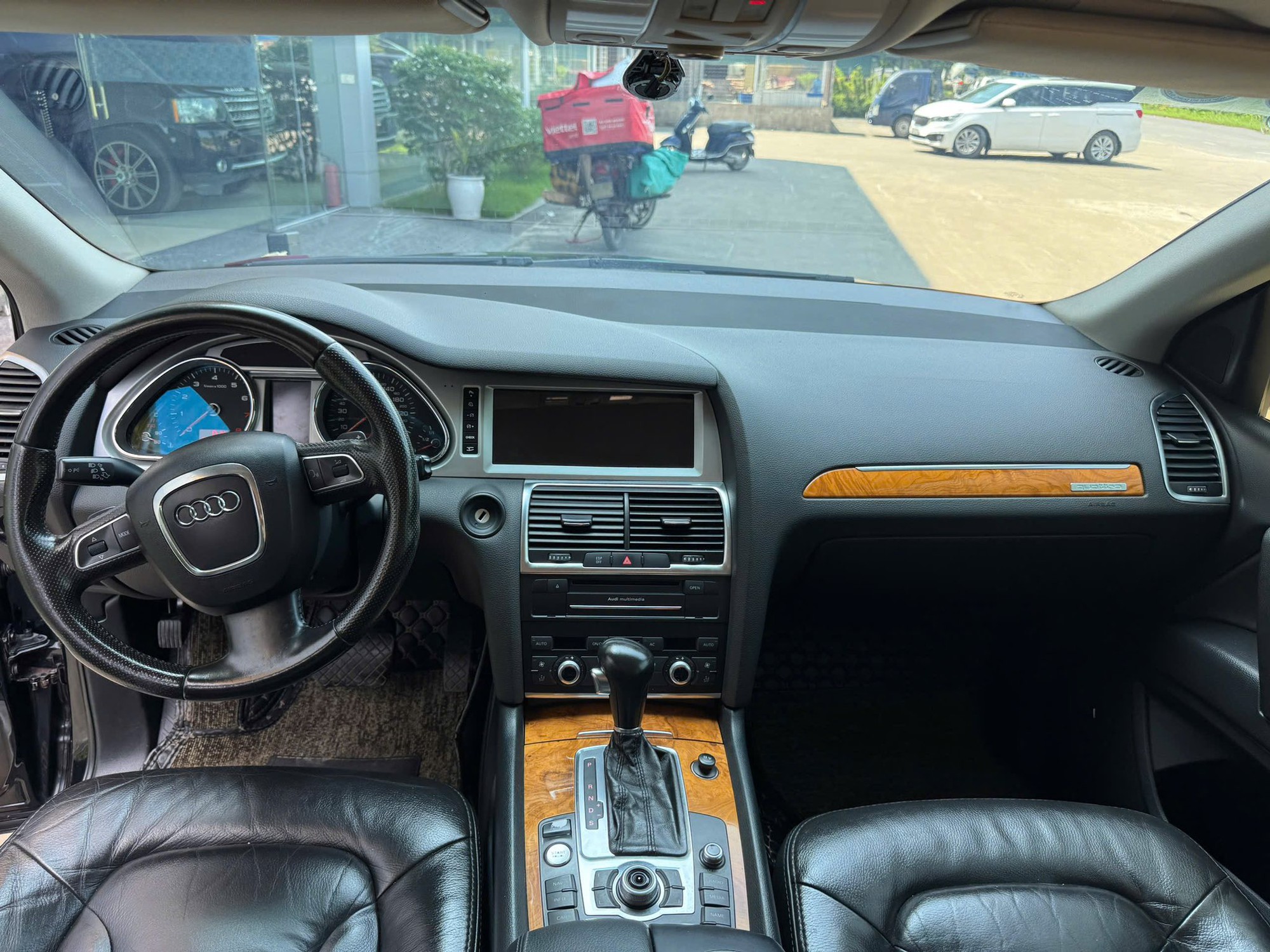 Rao Audi Q7 2009 giá 345 triệu đồng, người bán chia sẻ: Máy V8 4.2L nhưng 'ăn xăng như ngửi'- Ảnh 4. Rao Audi Q7 2009 giá 345 triệu đồng, người bán chia sẻ: Máy V8 4.2L nhưng 'ăn xăng như ngửi'- Ảnh 4.