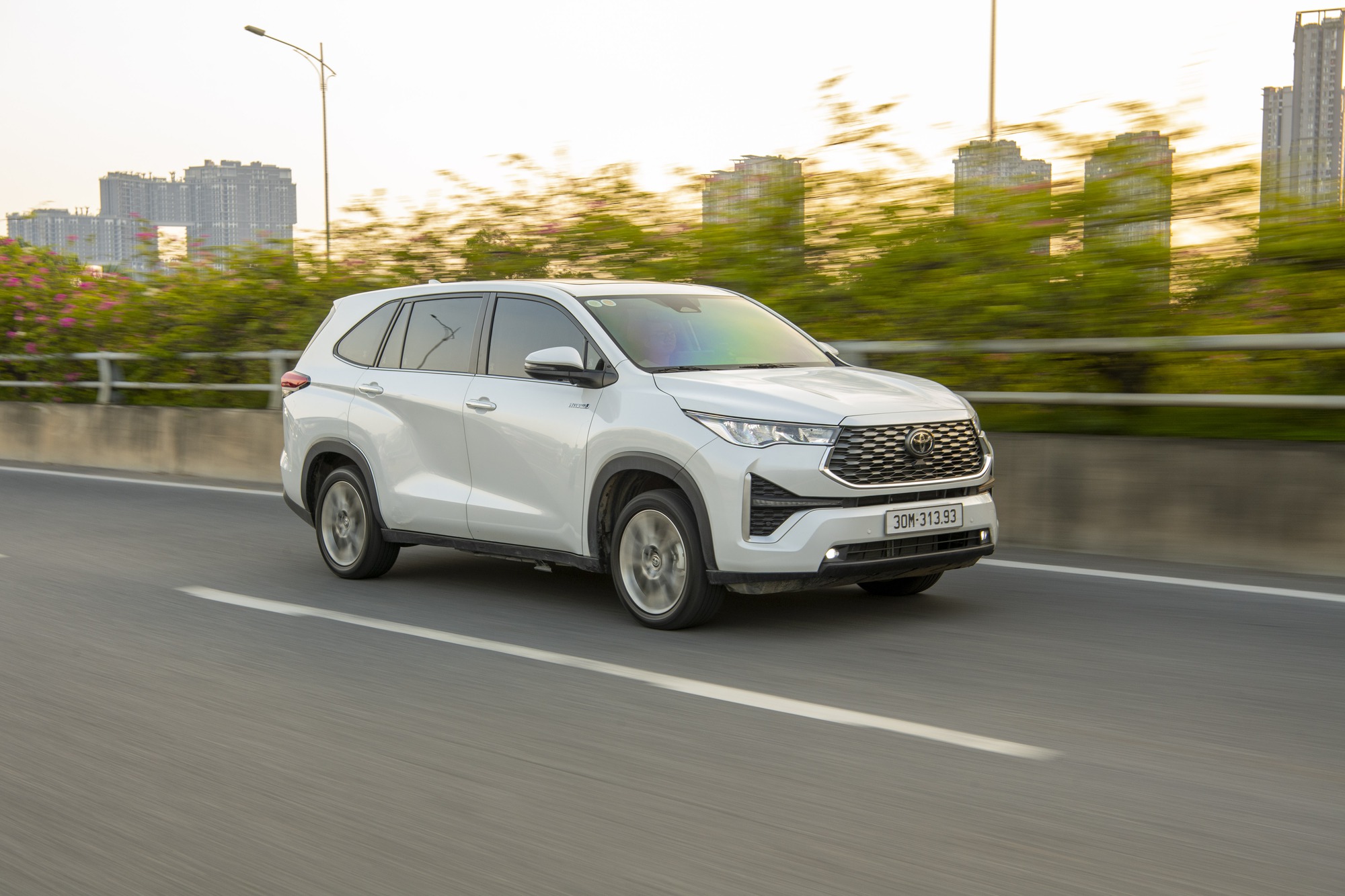 Bán GX 470 đổi Innova Cross HEV xuyên Việt 6.000km cùng 3 thế hệ, người dùng chia sẻ: ‘Bố 82 tuổi, mẹ đau chân vẫn ngồi thoải mái’- Ảnh 2.