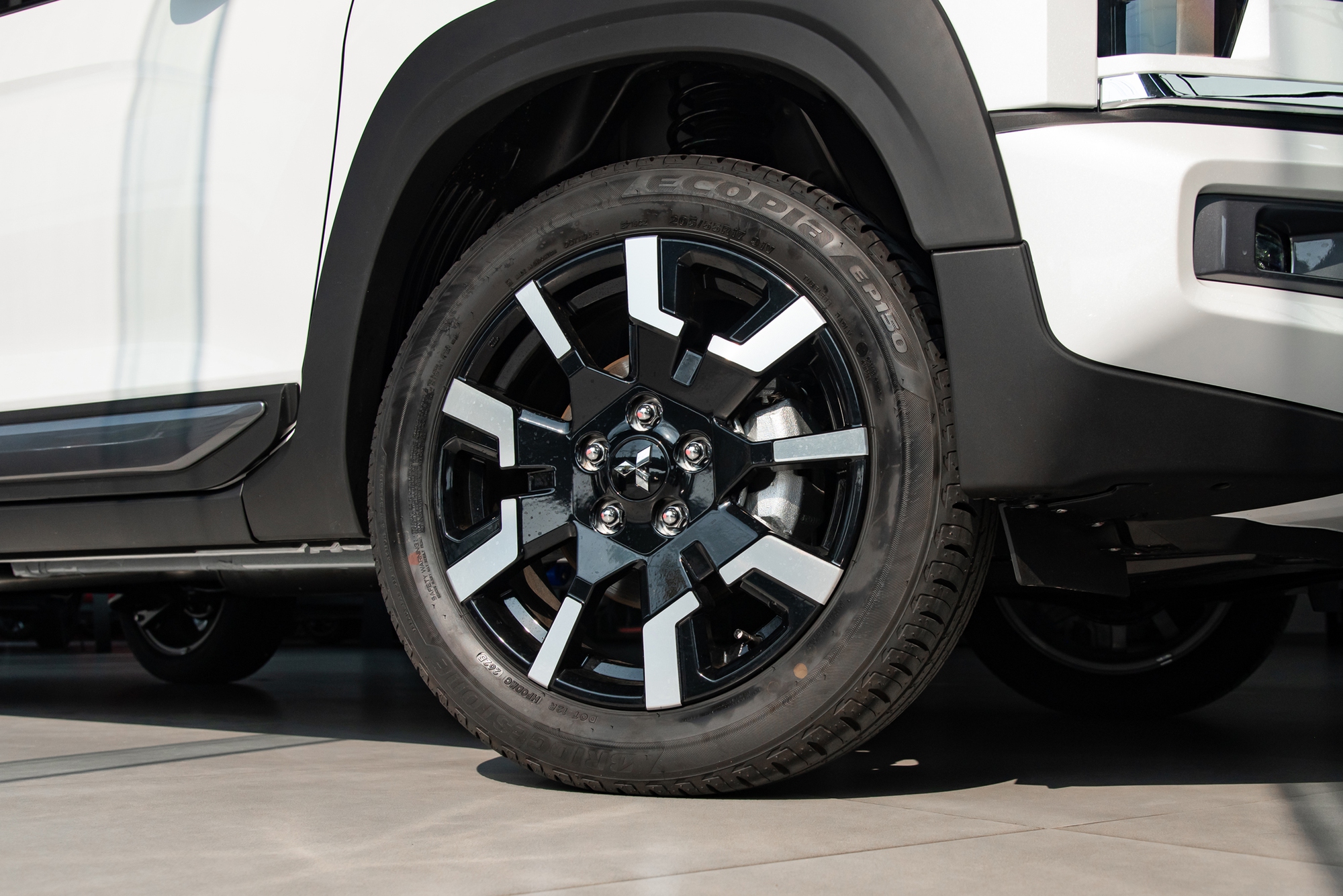 Soi kỹ từng khác biệt của Mitsubishi Xpander 2025 vừa ra mắt: Giá cao nhất 699 triệu, đã có 6 túi khí, màn hình điện tử- Ảnh 10.