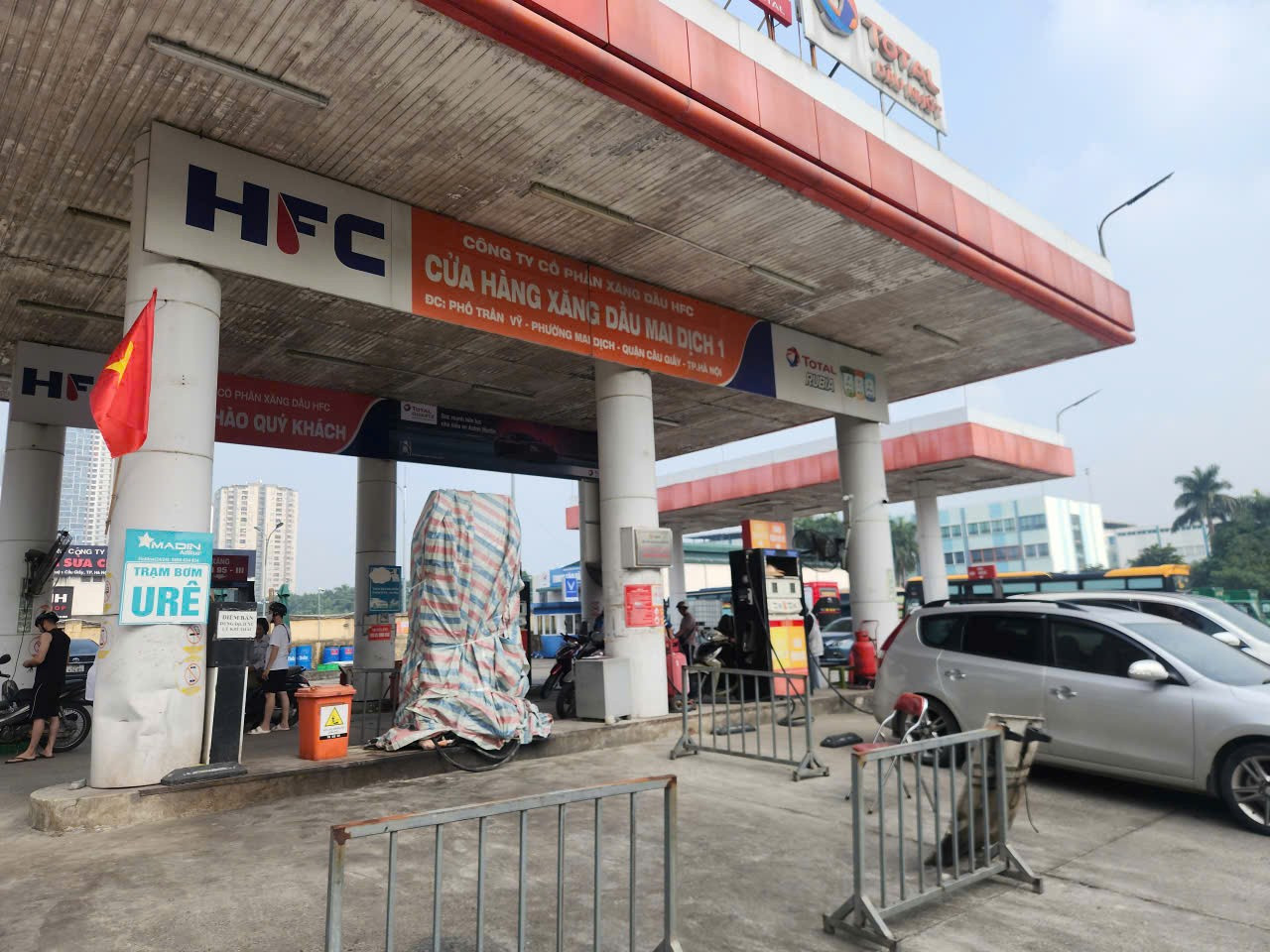 Nhân chứng kể giây phút trụ bơm xăng bị ô tô húc đổ, đè trúng nhân viên- Ảnh 1. Nhân chứng kể giây phút trụ bơm xăng bị ô tô húc đổ, đè trúng nhân viên- Ảnh 1.