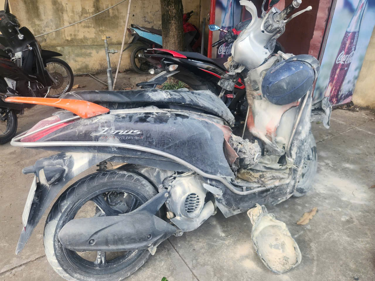 Nhân chứng kể giây phút trụ bơm xăng bị ô tô húc đổ, đè trúng nhân viên- Ảnh 2. Nhân chứng kể giây phút trụ bơm xăng bị ô tô húc đổ, đè trúng nhân viên- Ảnh 2.