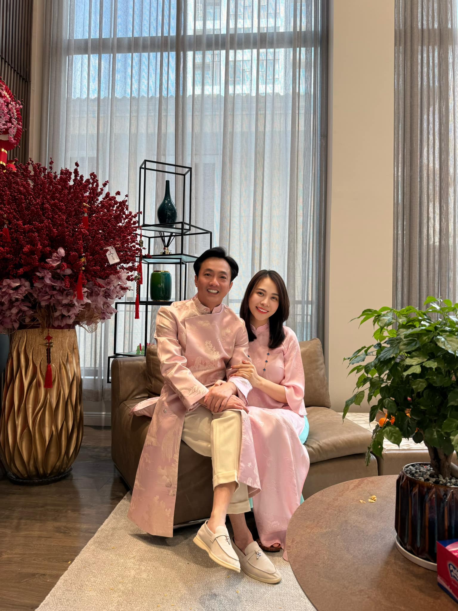 Mỹ nhân Việt bỏ showbiz làm dâu hào môn: Lấy chồng đại gia ai cũng biết mặt, có dàn siêu xe trăm tỷ- Ảnh 13. Mỹ nhân Việt bỏ showbiz làm dâu hào môn: Lấy chồng đại gia ai cũng biết mặt, có dàn siêu xe trăm tỷ- Ảnh 13.