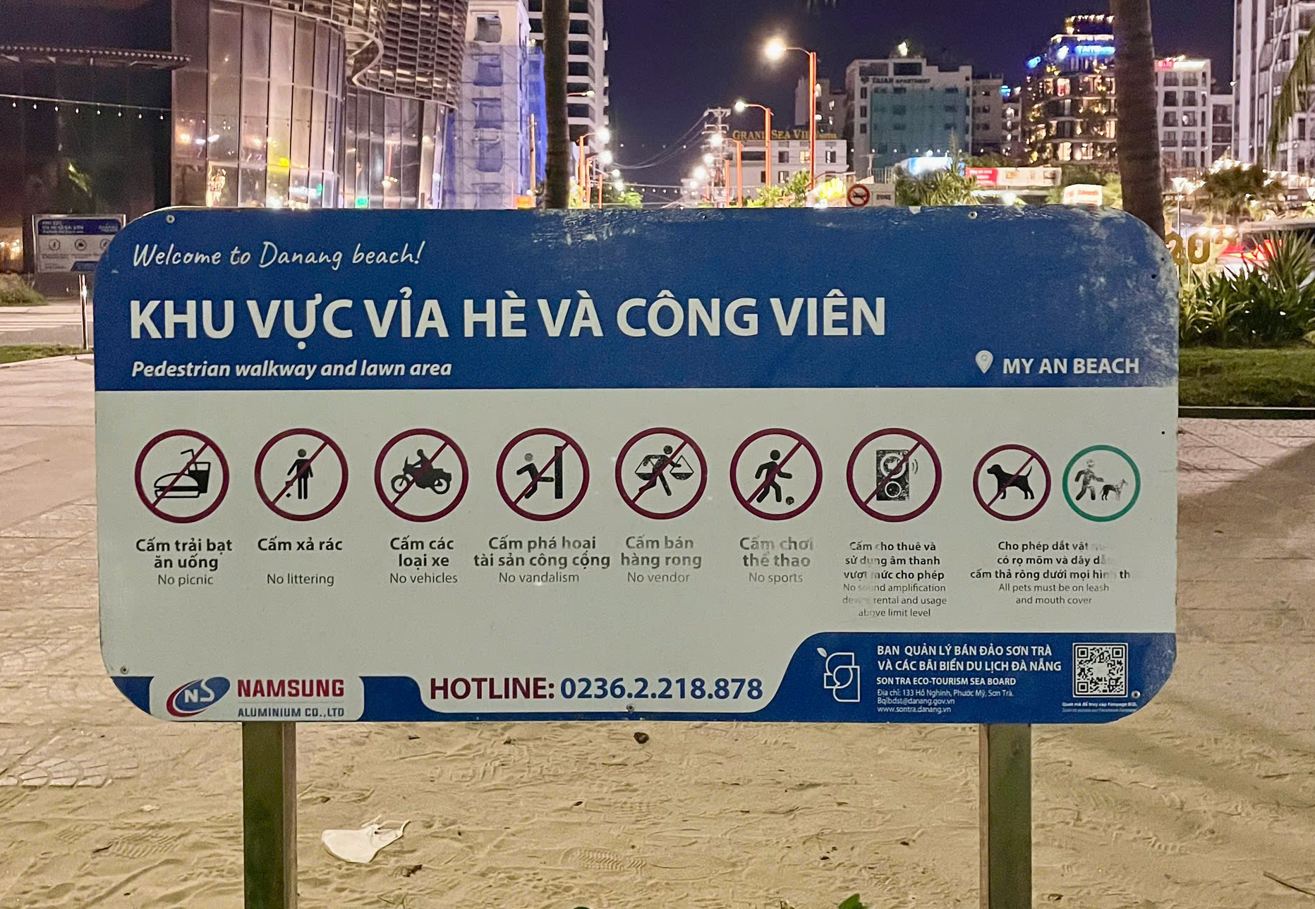 Ban Quản lý lên tiếng vụ clip bảo vệ dắt xe máy xuống bãi cát ở Đà Nẵng- Ảnh 2. Ban Quản lý lên tiếng vụ clip bảo vệ dắt xe máy xuống bãi cát ở Đà Nẵng- Ảnh 2.