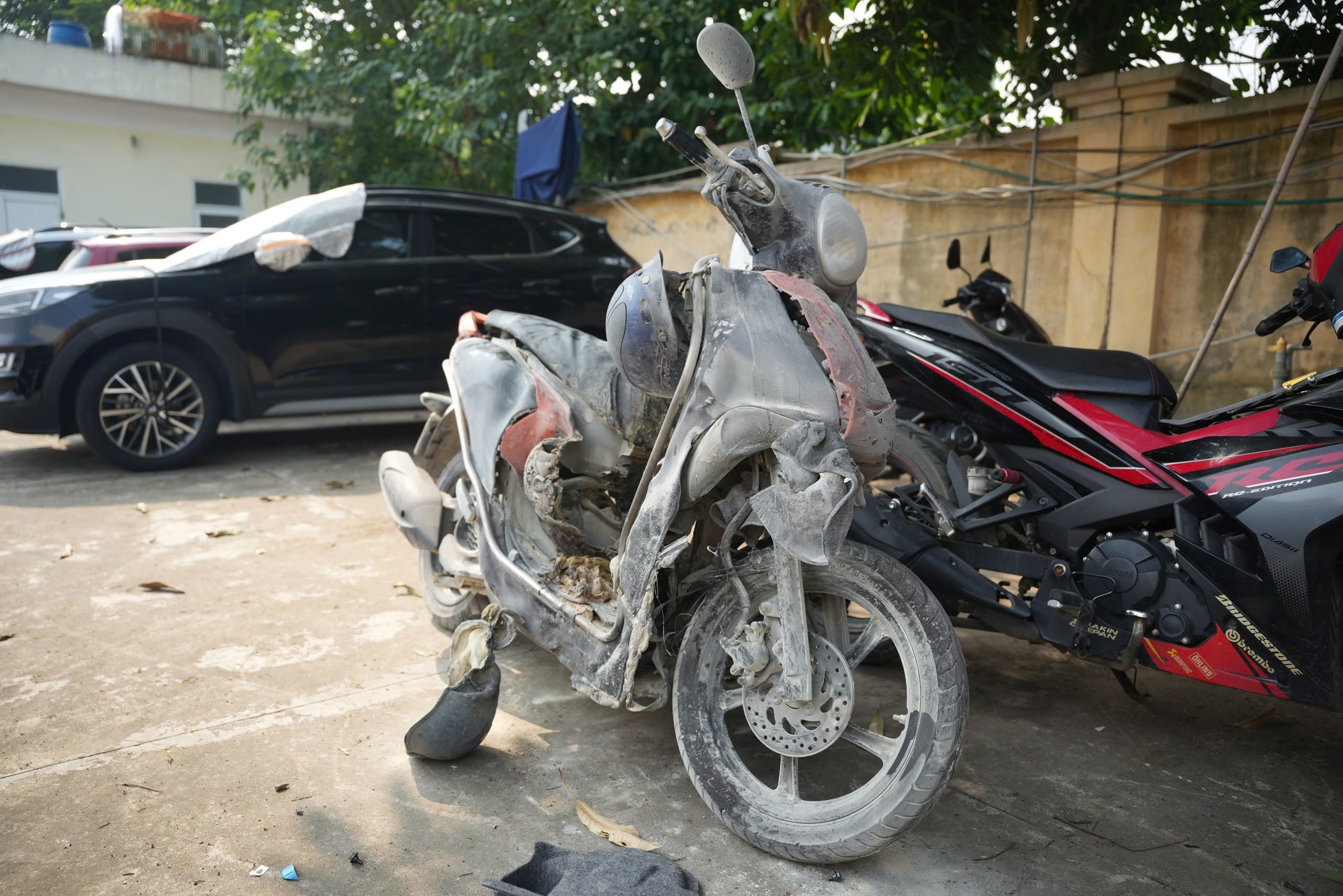 Vụ Mercedes húc đổ trụ bơm xăng ở Hà Nội: Nhân viên kể phút hoảng loạn thấy lửa bén vào gấu quần- Ảnh 1.