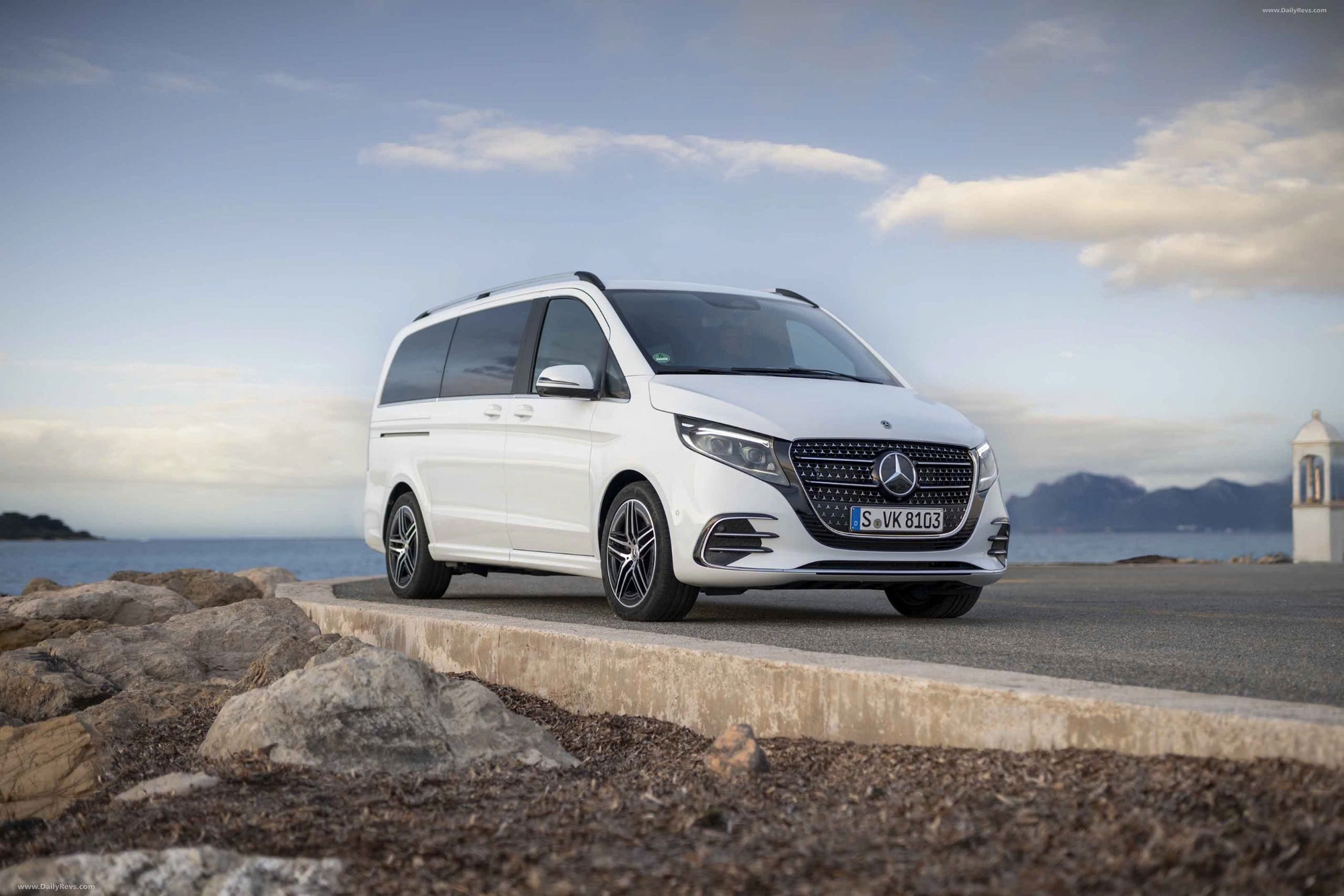 Mercedes-Benz V-Class 2025 nhận cọc tại đại lý: Giá từ gần 3,4 tỷ đồng, thiết kế mới, nội thất thương gia, đấu Alphard với giá rẻ hơn cả tỷ đồng- Ảnh 2.