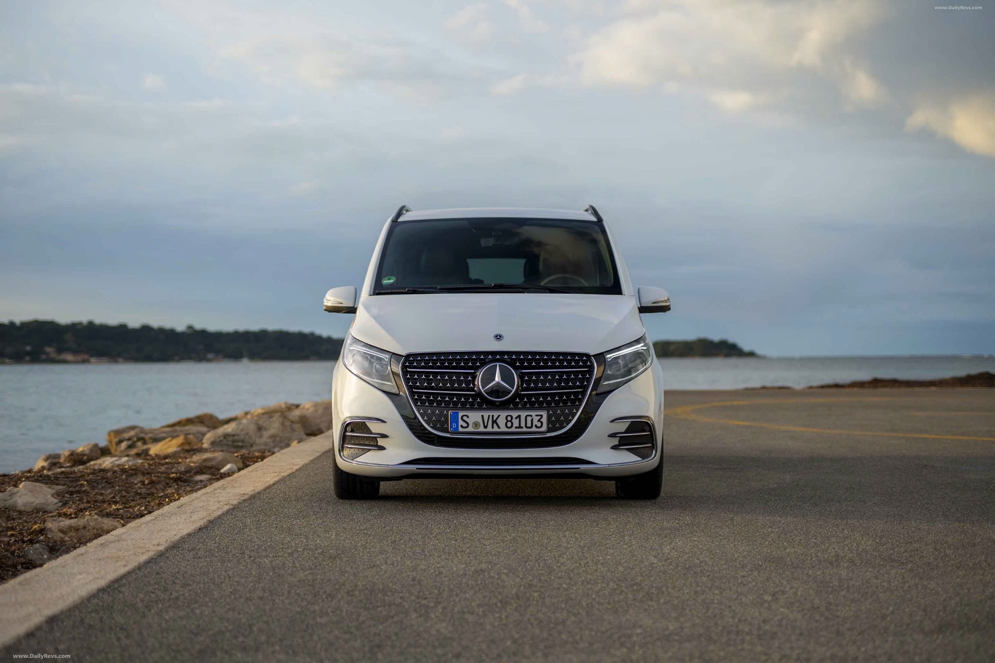 Mercedes-Benz V-Class 2025 nhận cọc tại đại lý: Giá từ gần 3,4 tỷ đồng, thiết kế mới, nội thất thương gia, đấu Alphard với giá rẻ hơn cả tỷ đồng- Ảnh 4.