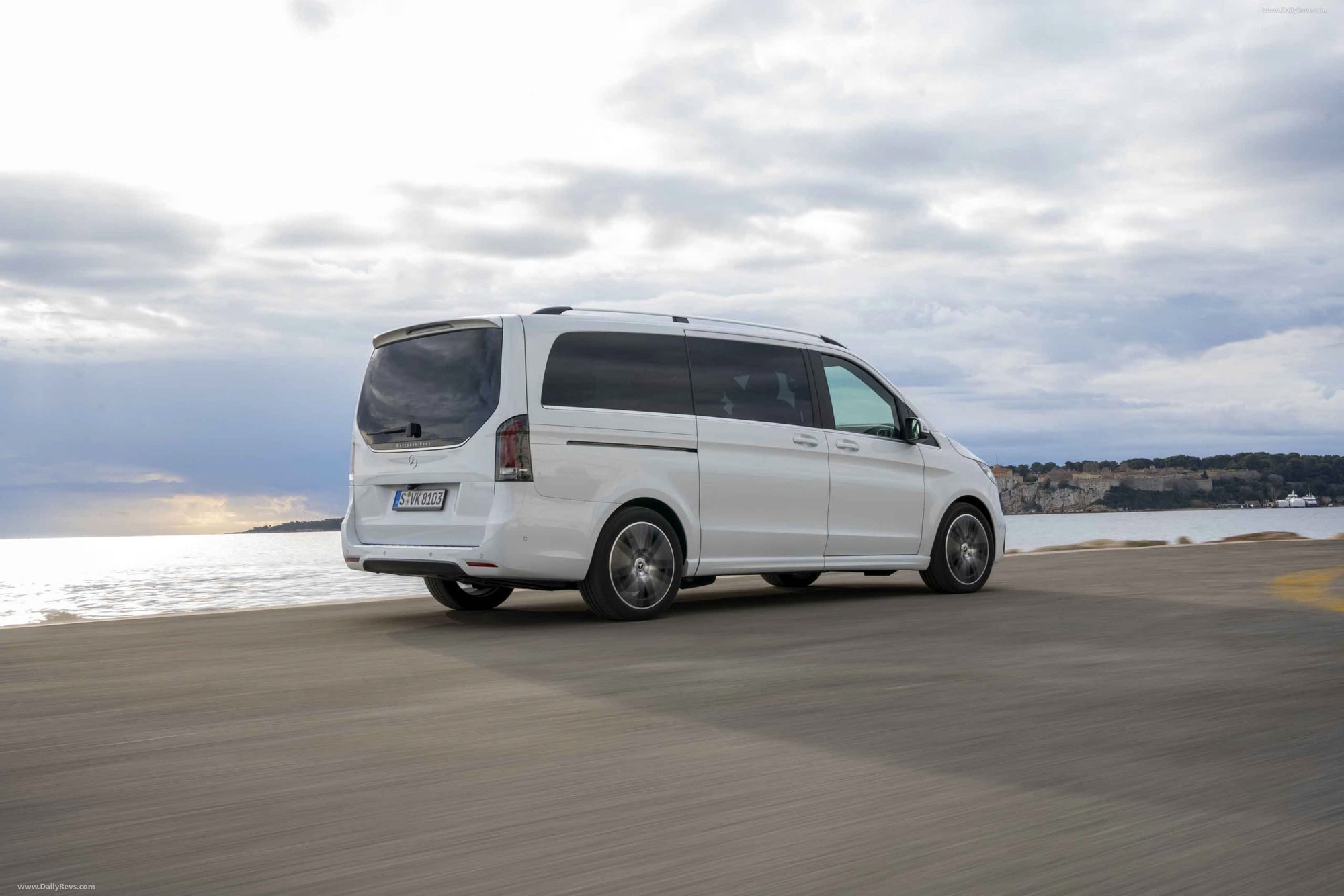 Mercedes-Benz V-Class 2025 nhận cọc tại đại lý: Giá từ gần 3,4 tỷ đồng, thiết kế mới, nội thất thương gia, đấu Alphard với giá rẻ hơn cả tỷ đồng- Ảnh 6.