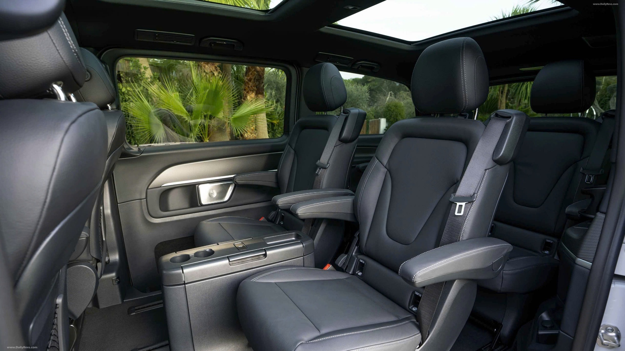Mercedes-Benz V-Class 2025 nhận cọc tại đại lý: Giá từ gần 3,4 tỷ đồng, thiết kế mới, nội thất thương gia, đấu Alphard với giá rẻ hơn cả tỷ đồng- Ảnh 8.