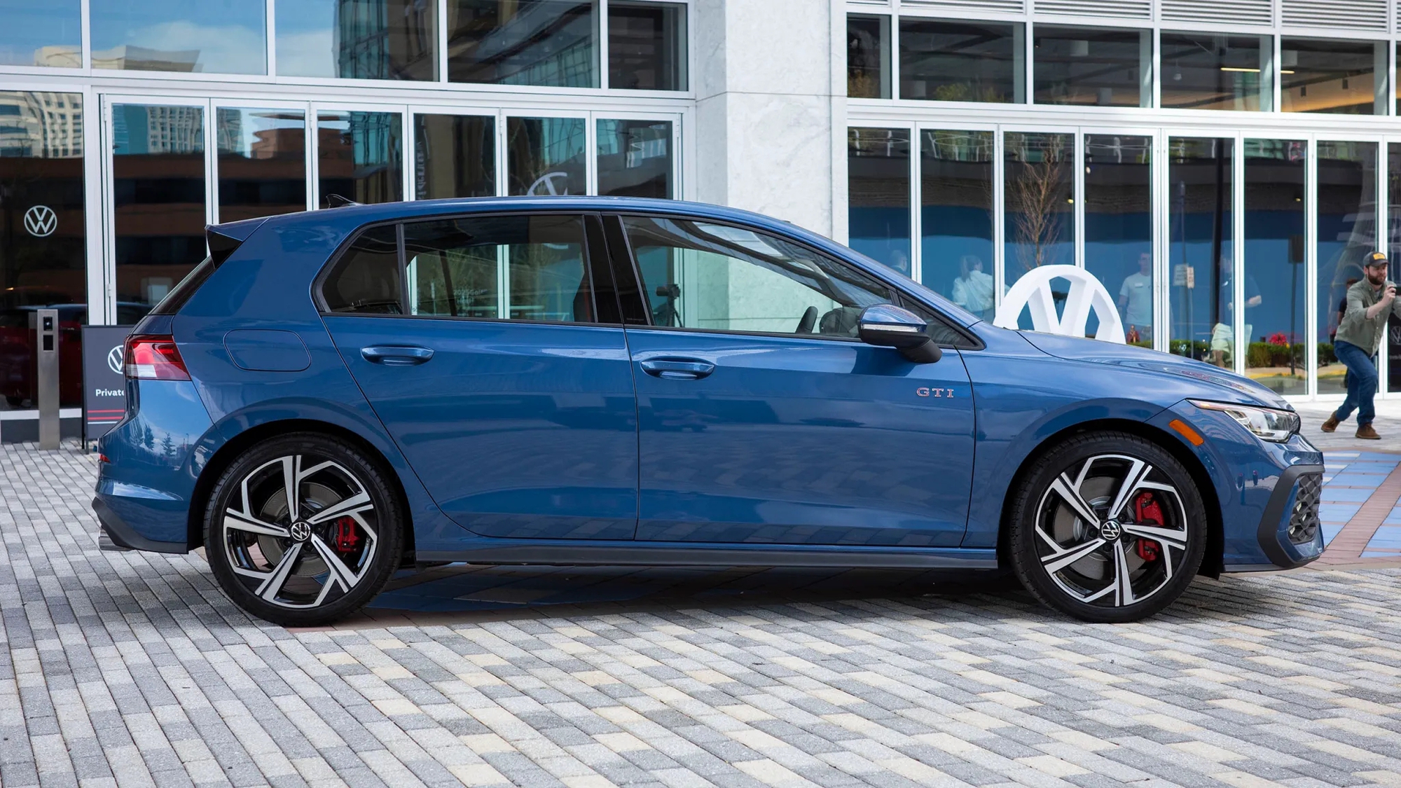VW Golf lộ diện ở Việt Nam: Là bản giữa và bản tiêu chuẩn, giá khởi điểm chưa đến 800 triệu, có máy hybrid- Ảnh 5.