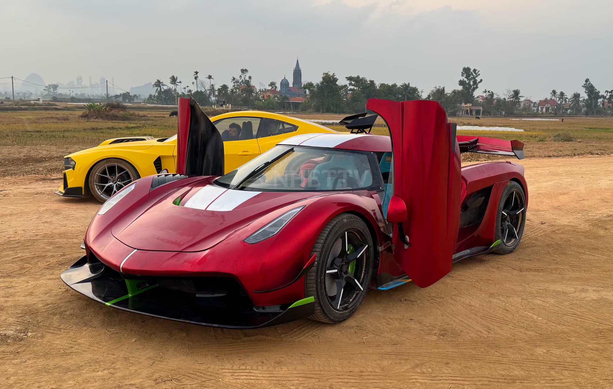 Làm Lamborghini Revuelto từ xe Nissan phế liệu, nhóm YouTuber Quảng Ninh được báo quốc tế ca ngợi: 'Hoàn toàn thuyết phục'- Ảnh 7.
