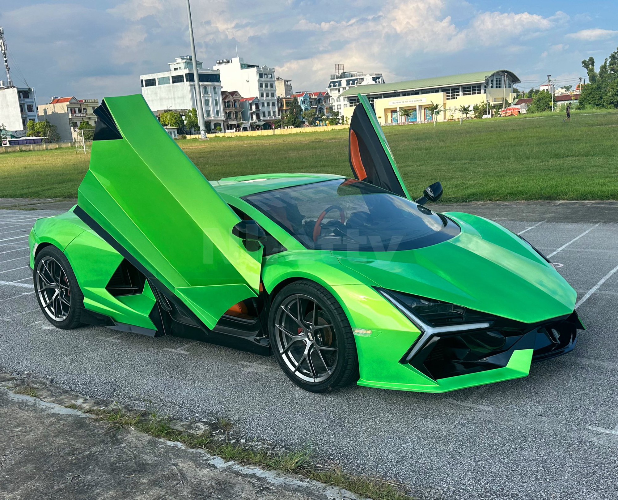 Làm Lamborghini Revuelto từ xe Nissan phế liệu, nhóm YouTuber Quảng Ninh được báo quốc tế ca ngợi: 'Hoàn toàn thuyết phục'- Ảnh 2.