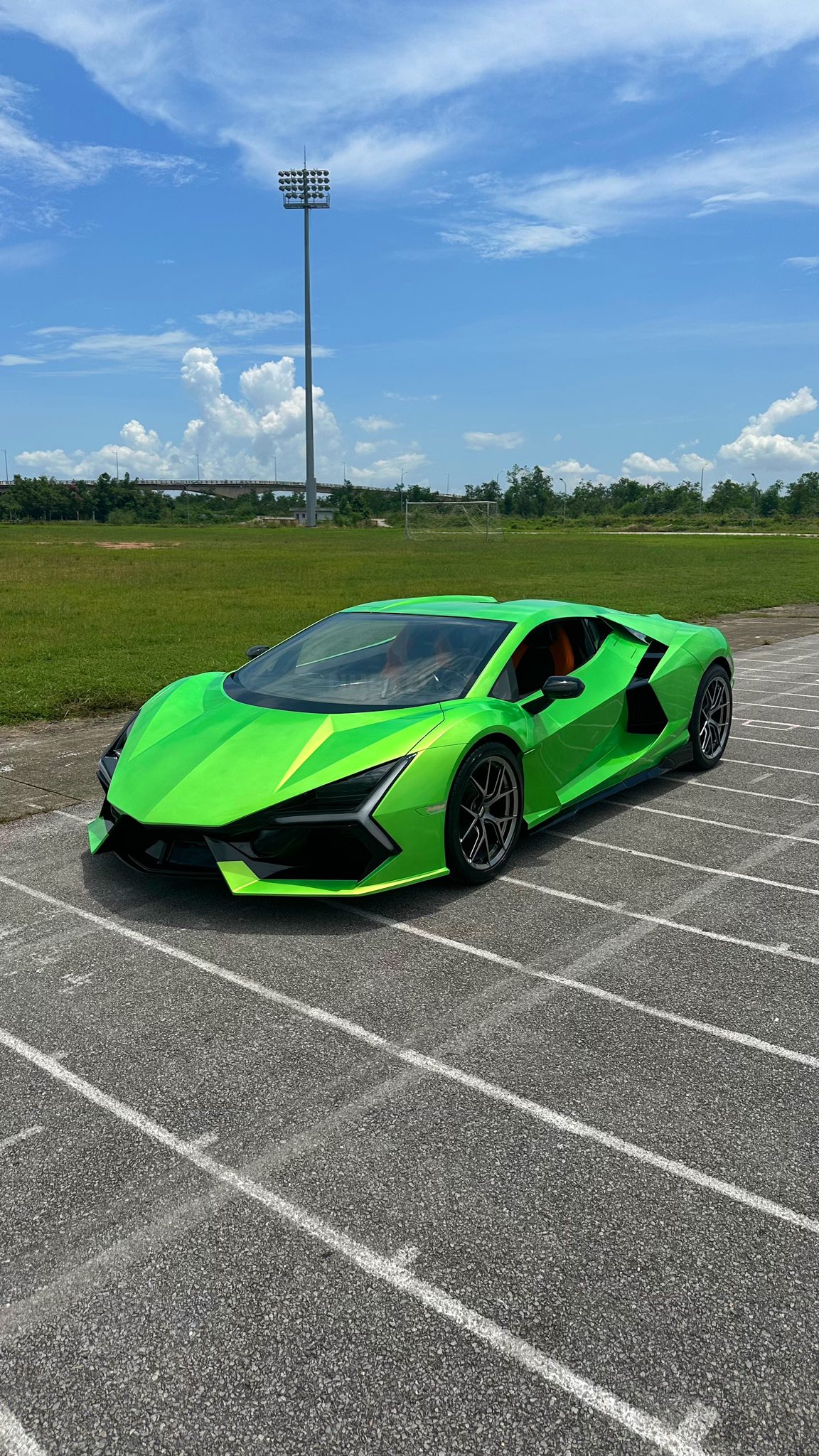 Làm Lamborghini Revuelto từ xe Nissan phế liệu, nhóm YouTuber Quảng Ninh được báo quốc tế ca ngợi: 'Hoàn toàn thuyết phục'- Ảnh 4.