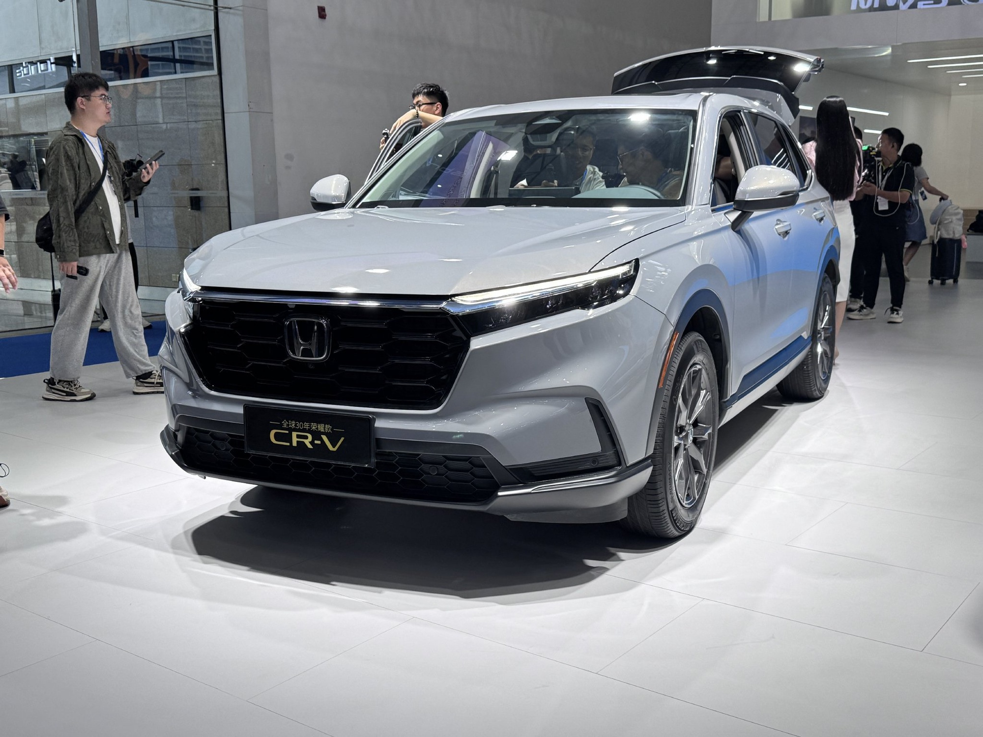 Honda CR-V ra mắt bản kỷ niệm 30 năm: Màn giải trí 12,3inch, bớt nút vật lý, có thể lái rảnh tay một lúc trên cao tốc- Ảnh 2.