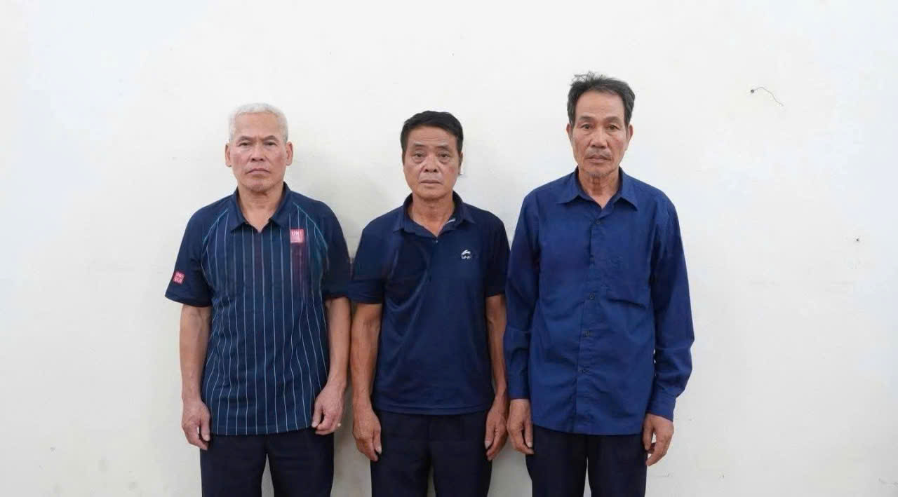 Khởi tố 3 bảo vệ đánh hội đồng người đi xe máy chở bệnh nhân trước sảnh bệnh viện- Ảnh 1. Khởi tố 3 bảo vệ đánh hội đồng người đi xe máy chở bệnh nhân trước sảnh bệnh viện- Ảnh 1.