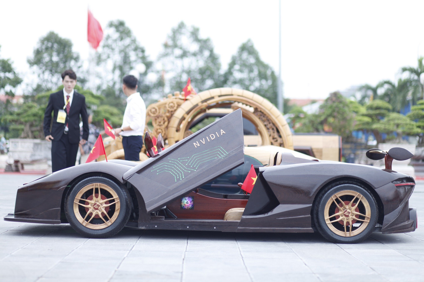 Dàn 'siêu xe' bằng gỗ độc đáo của chàng trai Bắc Ninh gây sốt- Ảnh 11. Dàn 'siêu xe' bằng gỗ độc đáo của chàng trai Bắc Ninh gây sốt- Ảnh 11.